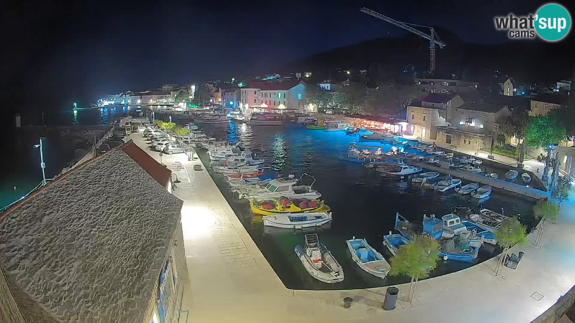 Spletna kamera Bol pristanišče – Pogled v živo na Rivo in marino