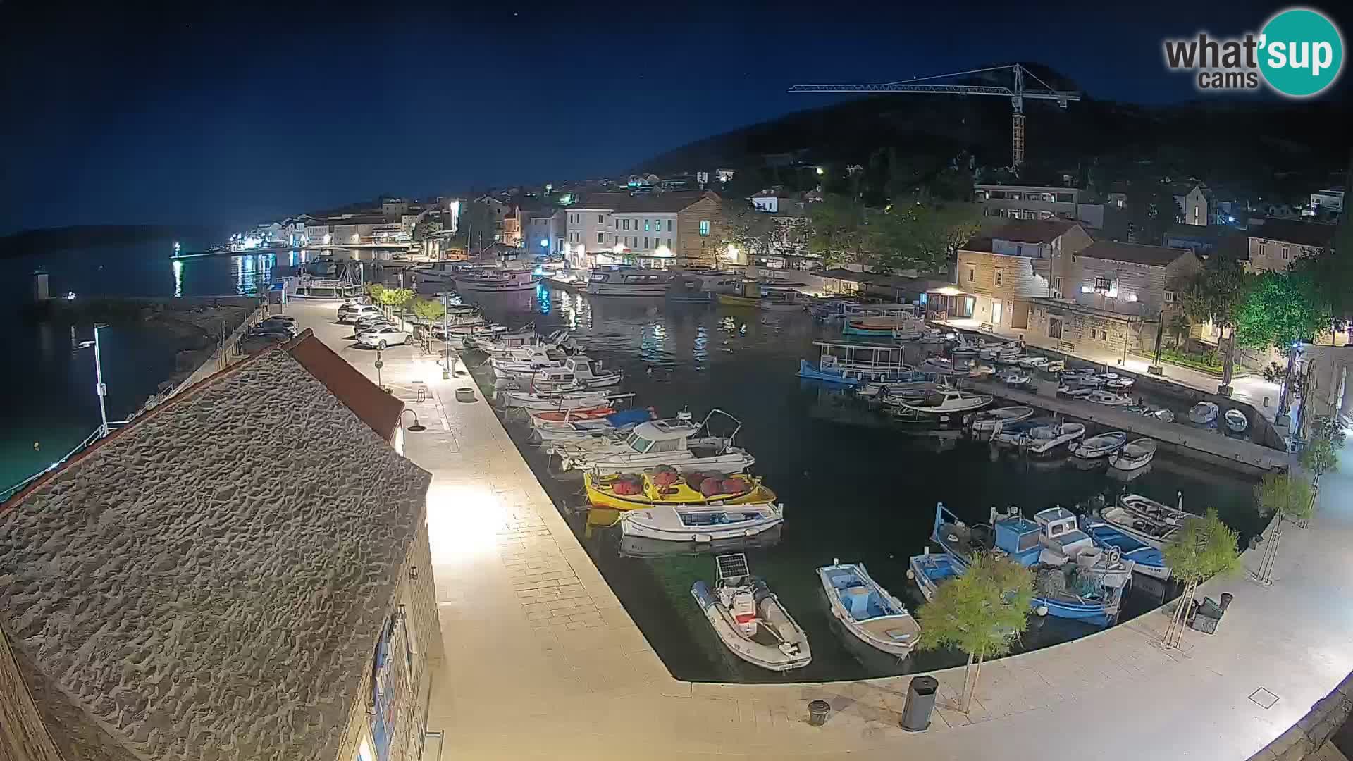 Spletna kamera Bol pristanišče – Pogled v živo na Rivo in marino