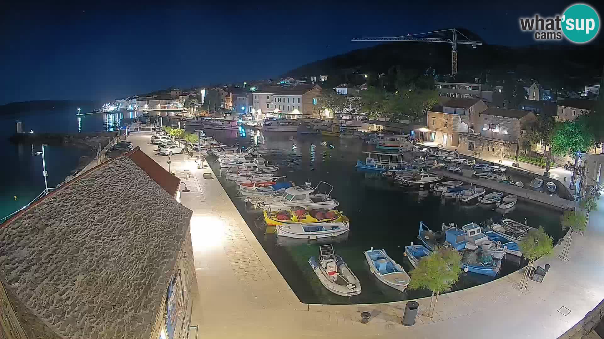 Spletna kamera Bol pristanišče – Pogled v živo na Rivo in marino