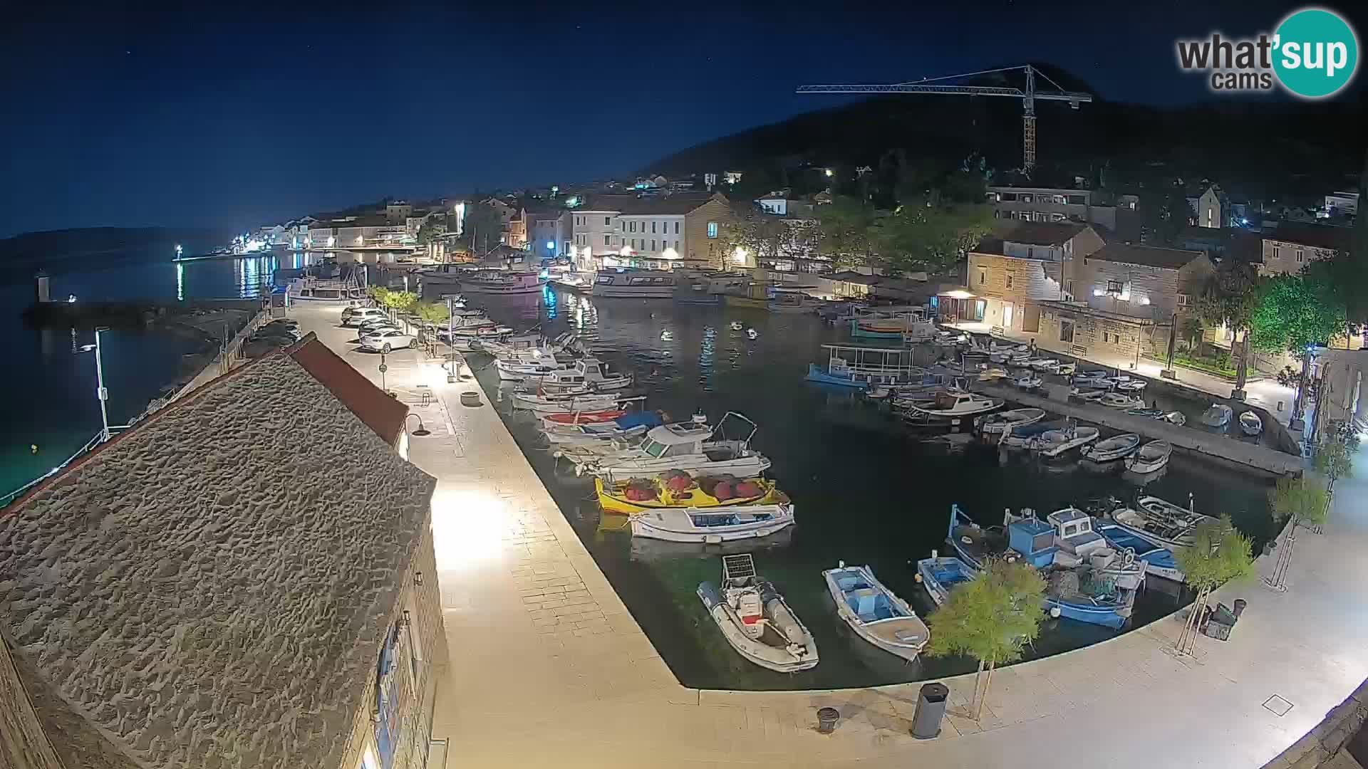 Web kamera Bol Riva – Pogled uživo na luku i marinu
