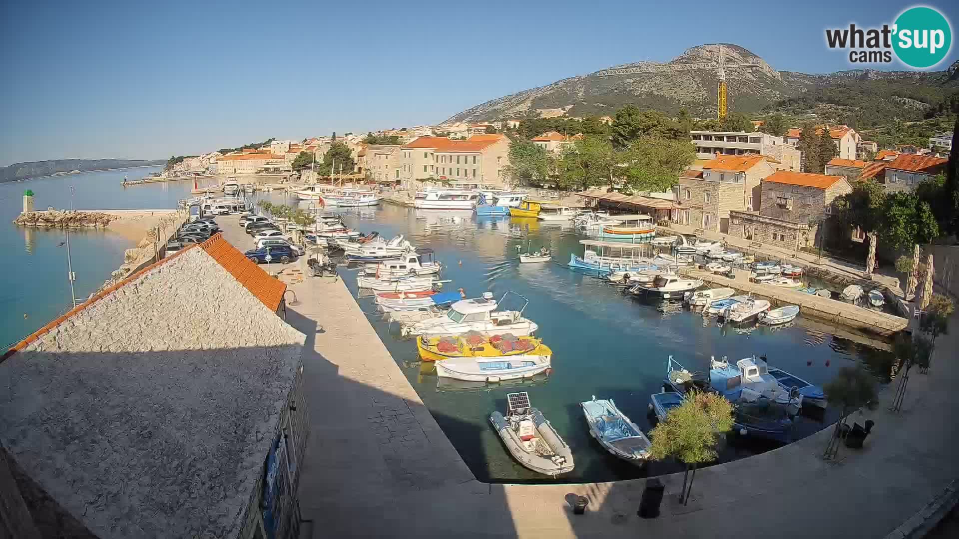 Web kamera Bol Riva – Pogled uživo na luku i marinu