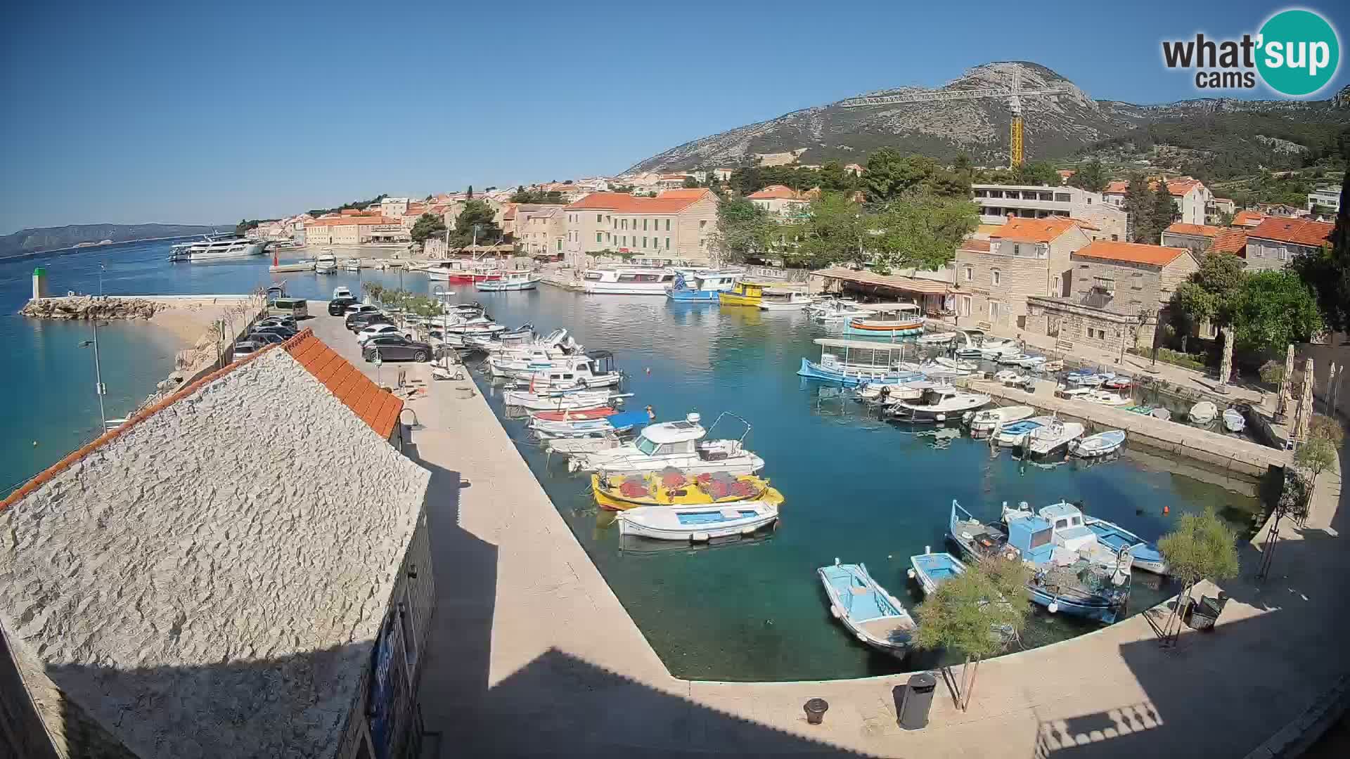 Web kamera Bol Riva – Pogled uživo na luku i marinu