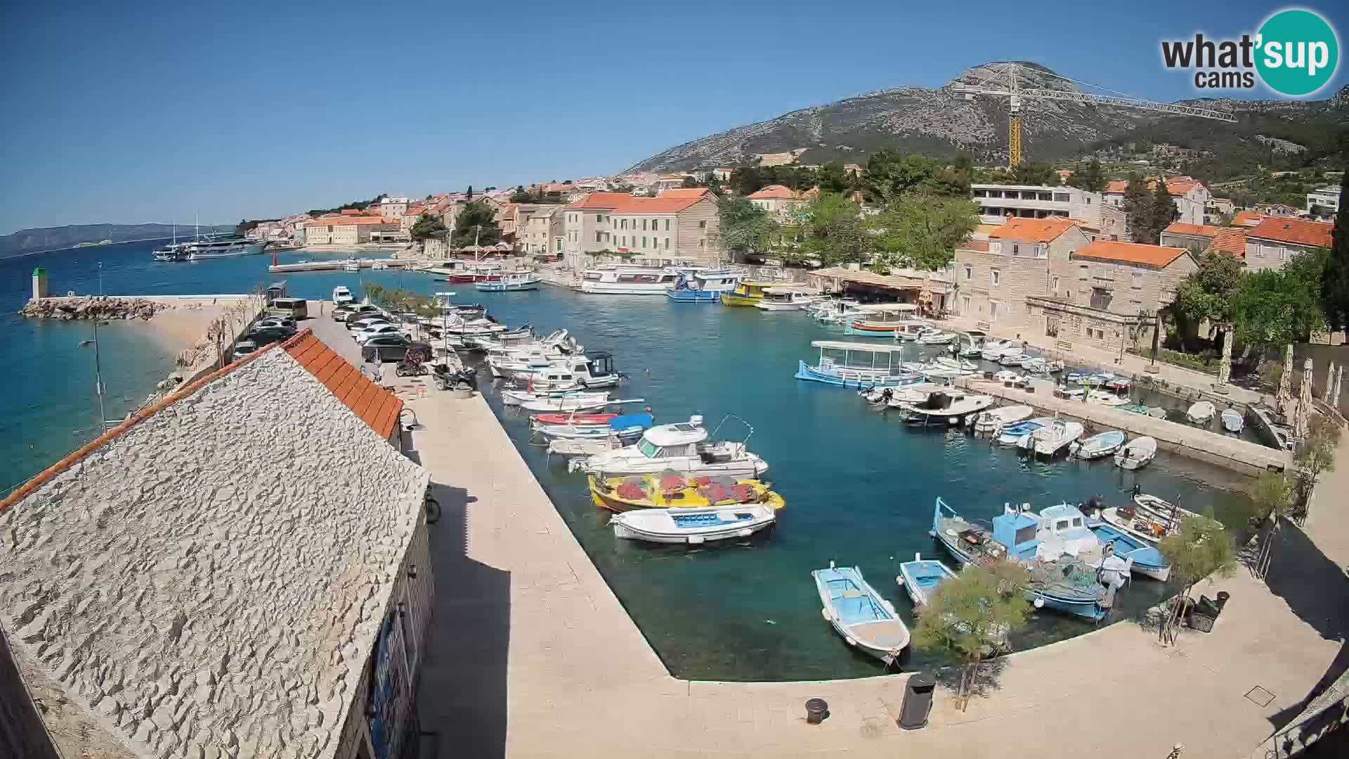 Web kamera Bol Riva – Pogled uživo na luku i marinu