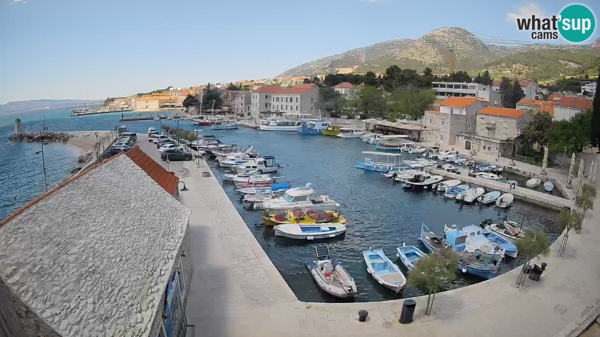 Web kamera Bol Riva – Pogled uživo na luku i marinu