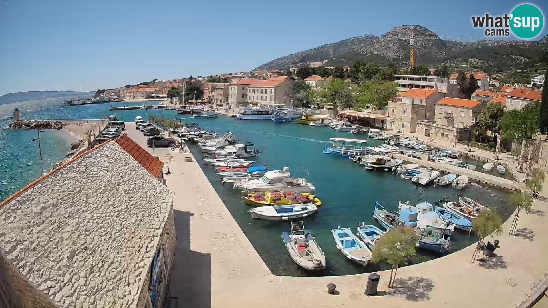 Spletna kamera Bol pristanišče – Pogled v živo na Rivo in marino