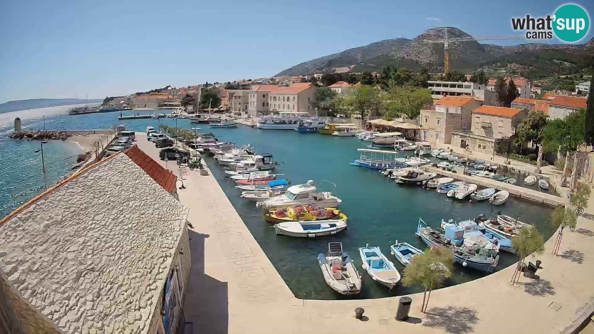Spletna kamera Bol pristanišče – Pogled v živo na Rivo in marino