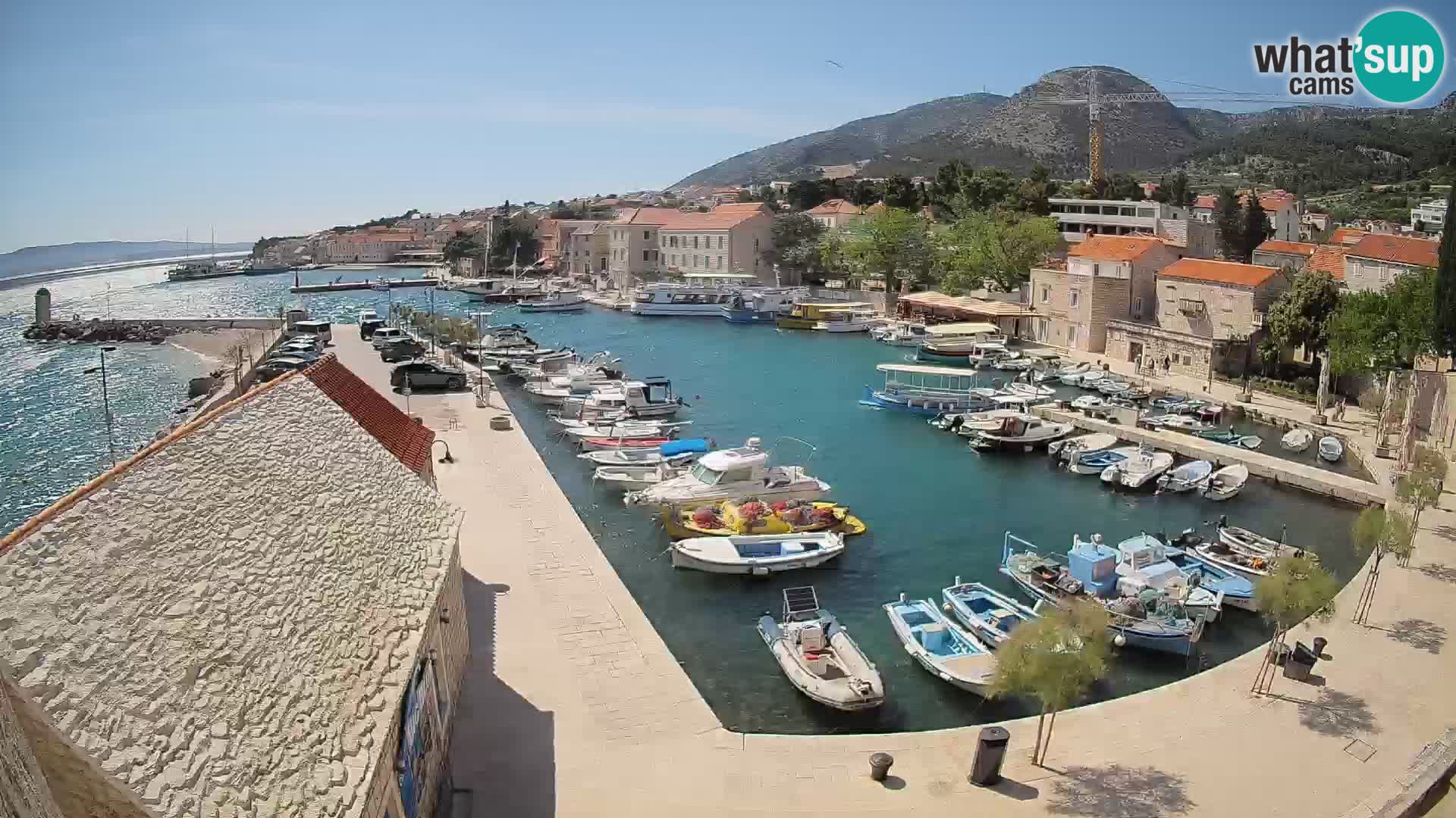 Spletna kamera Bol pristanišče – Pogled v živo na Rivo in marino