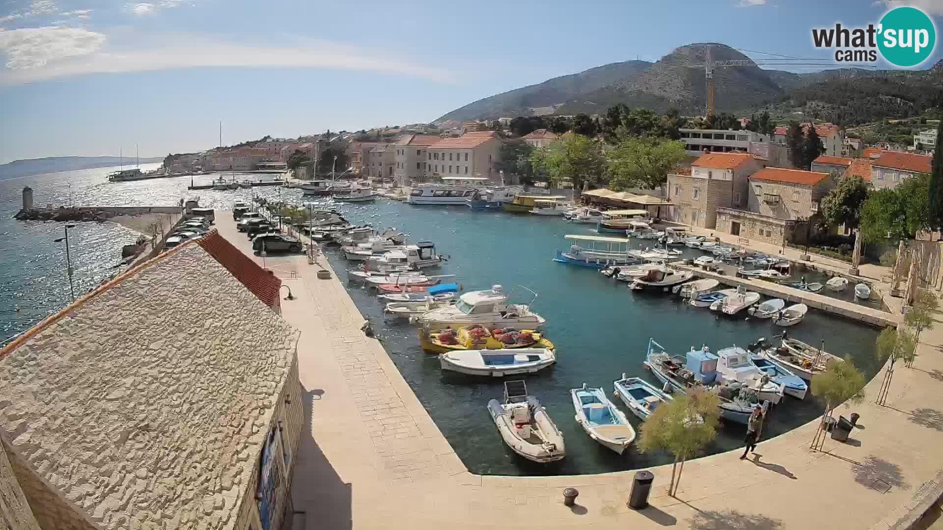 Spletna kamera Bol pristanišče – Pogled v živo na Rivo in marino