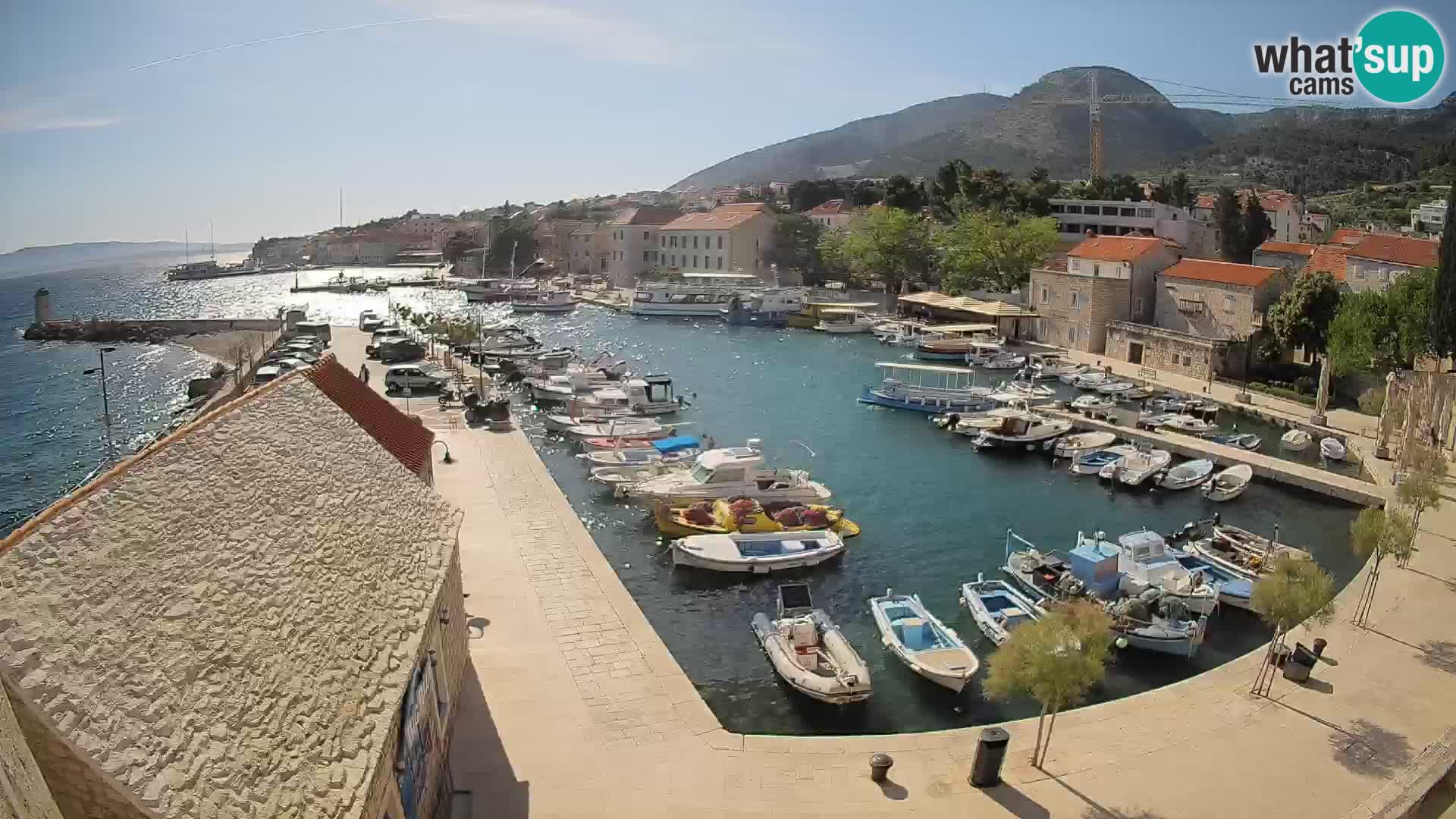 Spletna kamera Bol pristanišče – Pogled v živo na Rivo in marino
