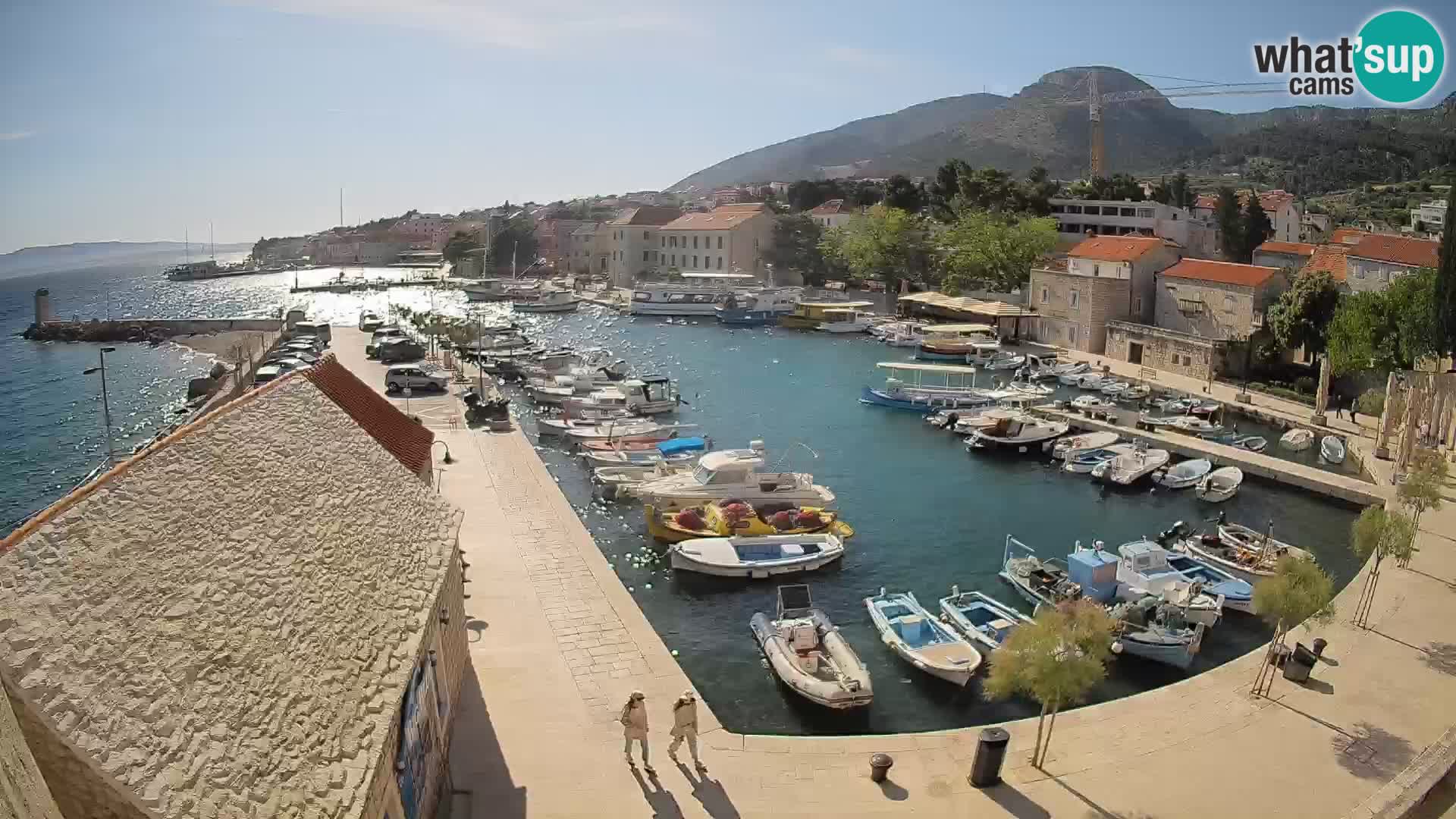 Web kamera Bol Riva – Pogled uživo na luku i marinu