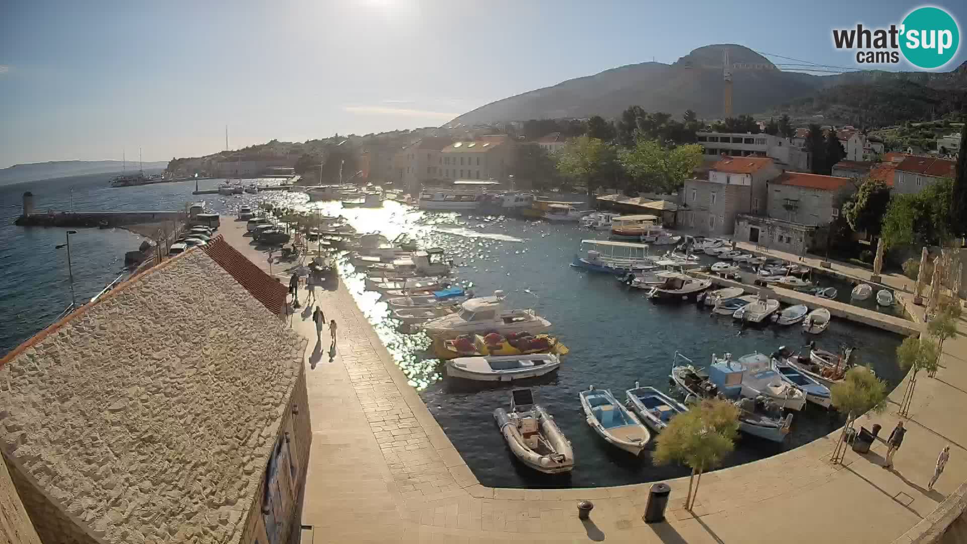 Web kamera Bol Riva – Pogled uživo na luku i marinu