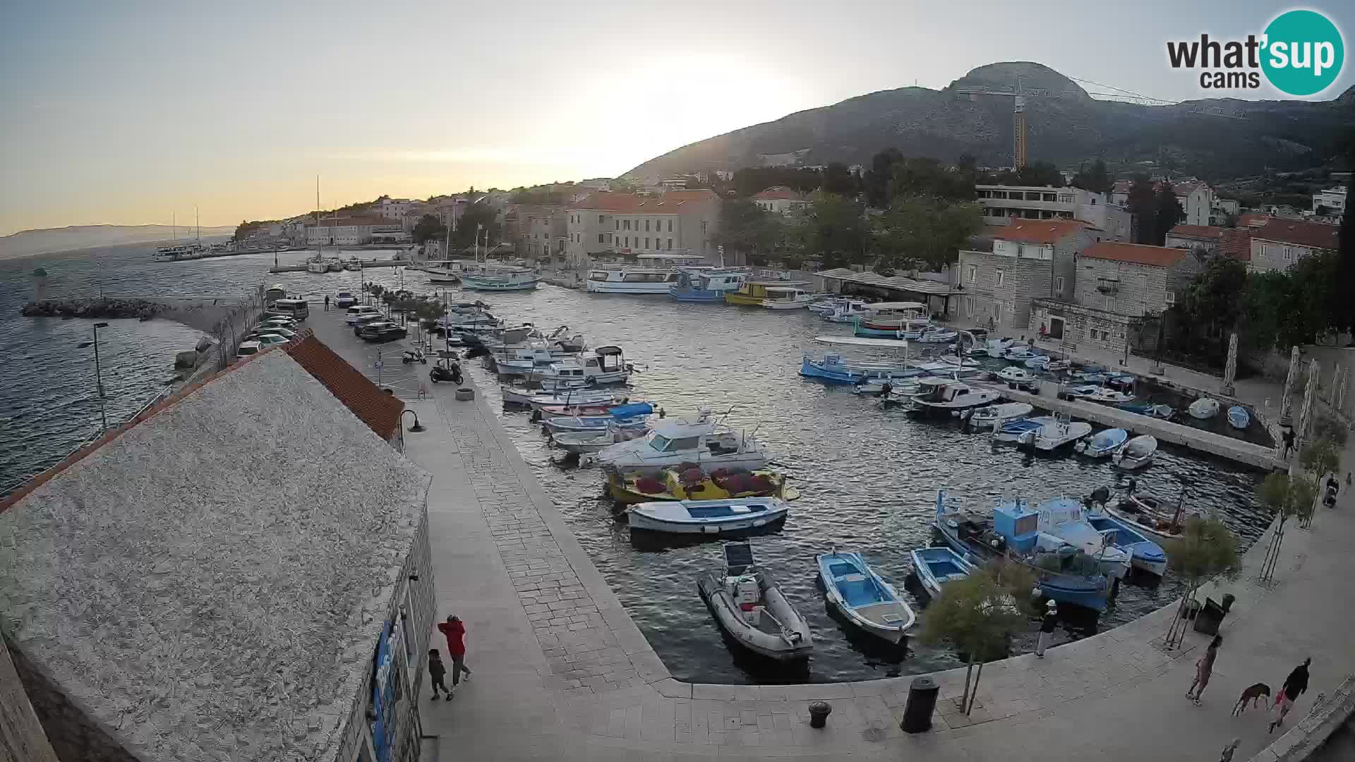 Spletna kamera Bol pristanišče – Pogled v živo na Rivo in marino