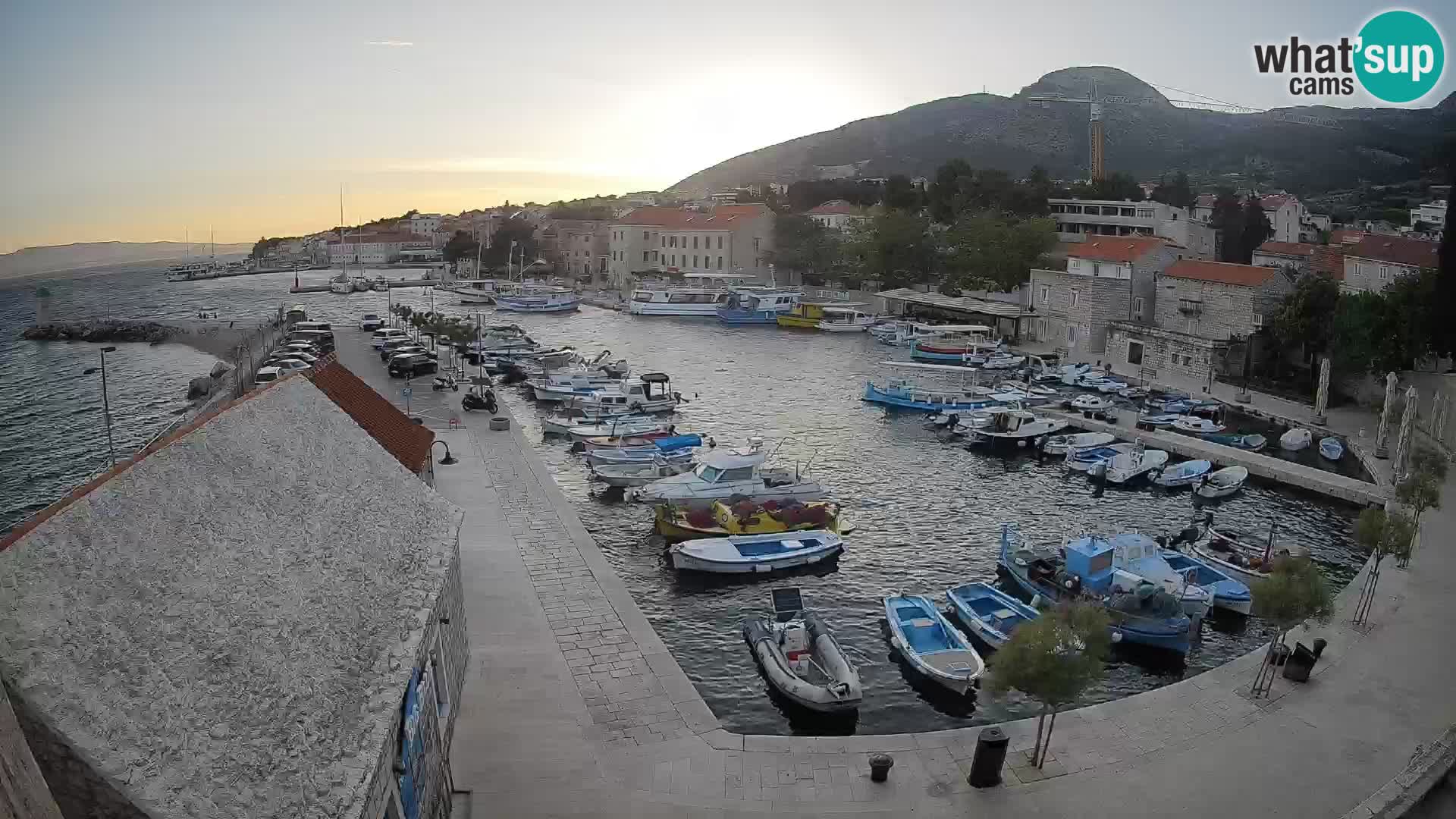 Web kamera Bol Riva – Pogled uživo na luku i marinu