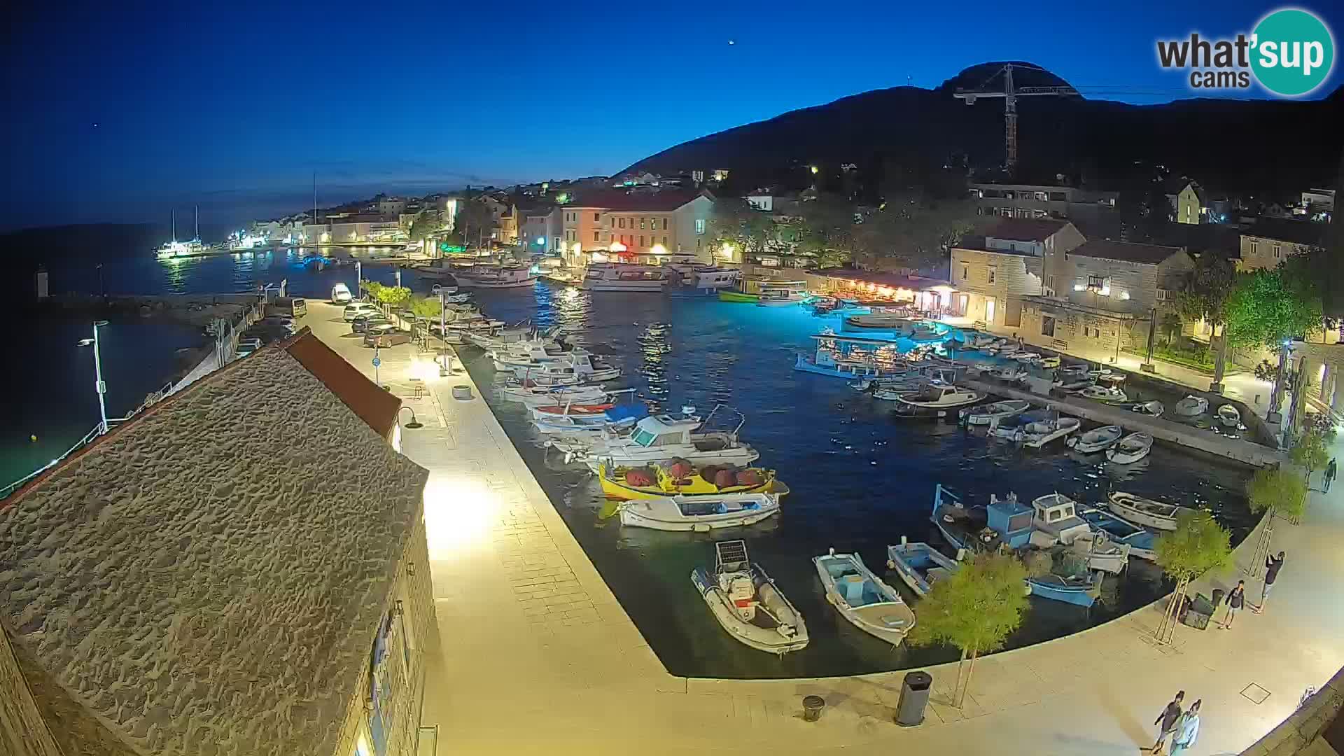 Web kamera Bol Riva – Pogled uživo na luku i marinu
