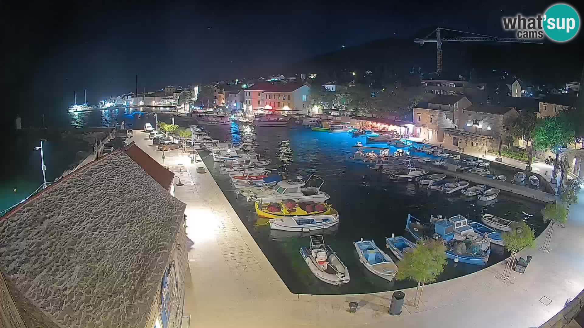 Web kamera Bol Riva – Pogled uživo na luku i marinu