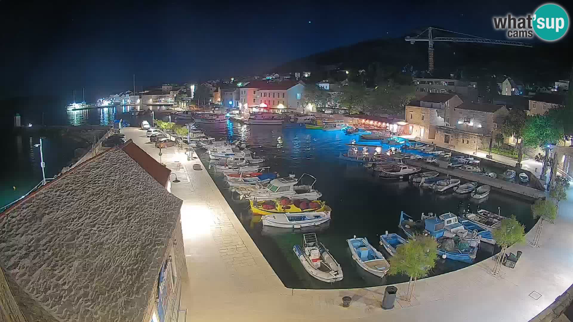 Spletna kamera Bol pristanišče – Pogled v živo na Rivo in marino