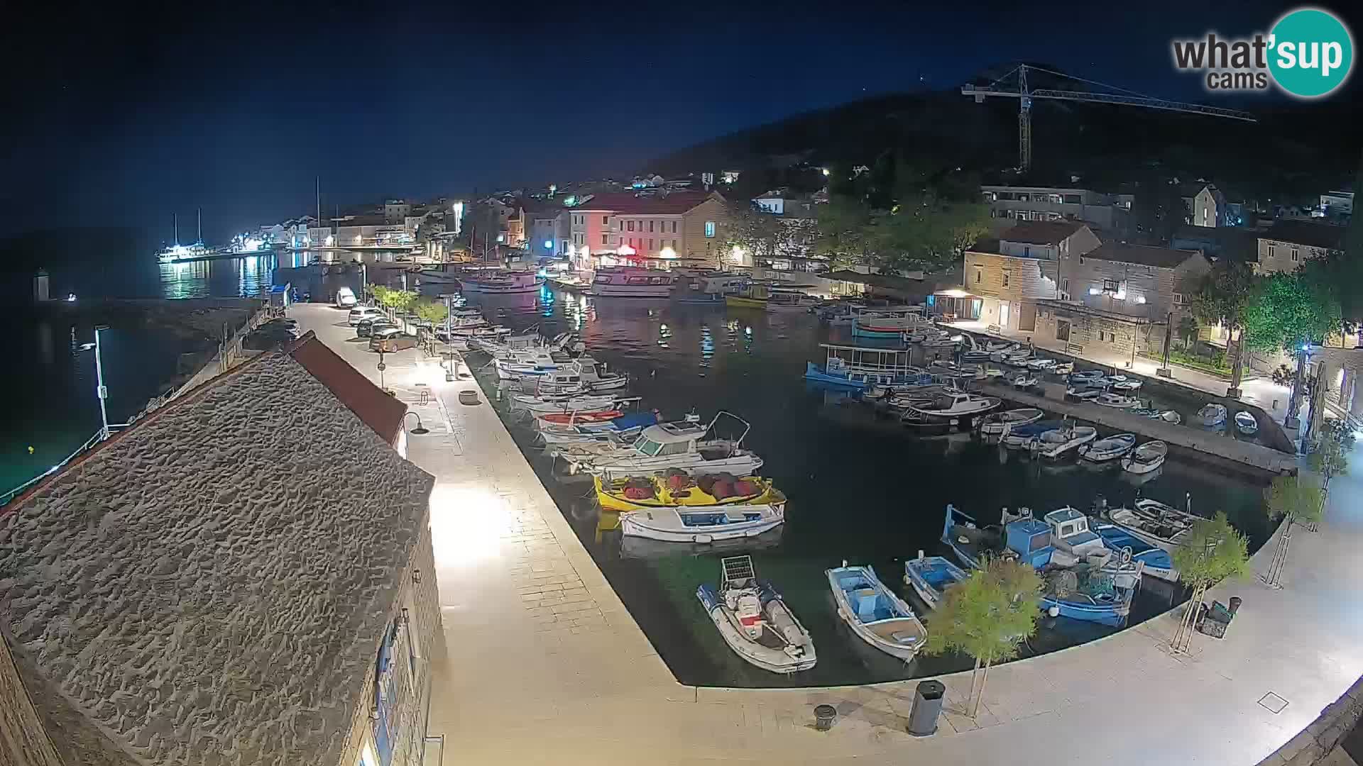Spletna kamera Bol pristanišče – Pogled v živo na Rivo in marino