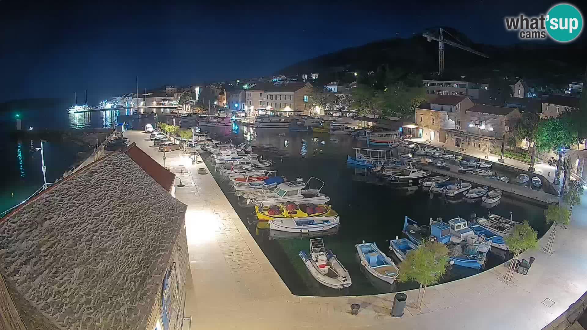 Web kamera Bol Riva – Pogled uživo na luku i marinu