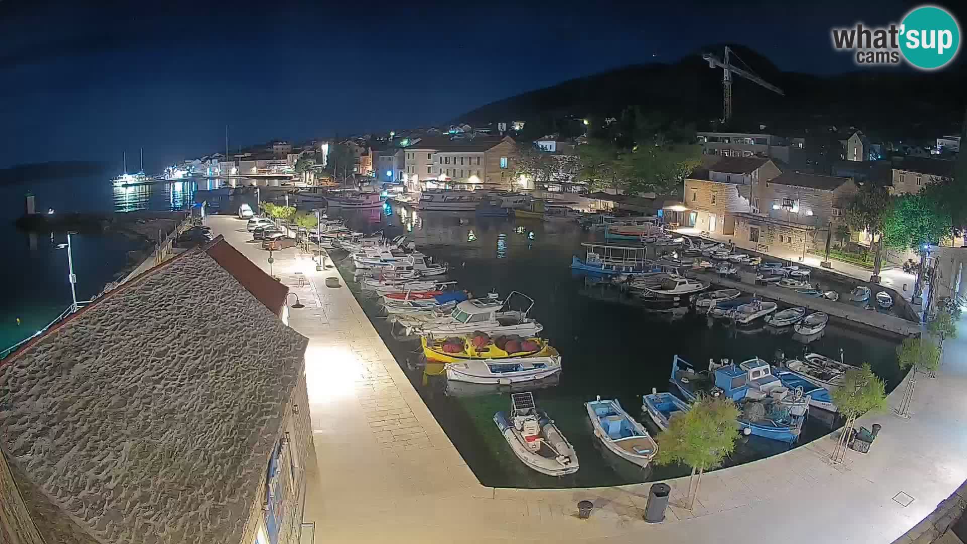 Spletna kamera Bol pristanišče – Pogled v živo na Rivo in marino