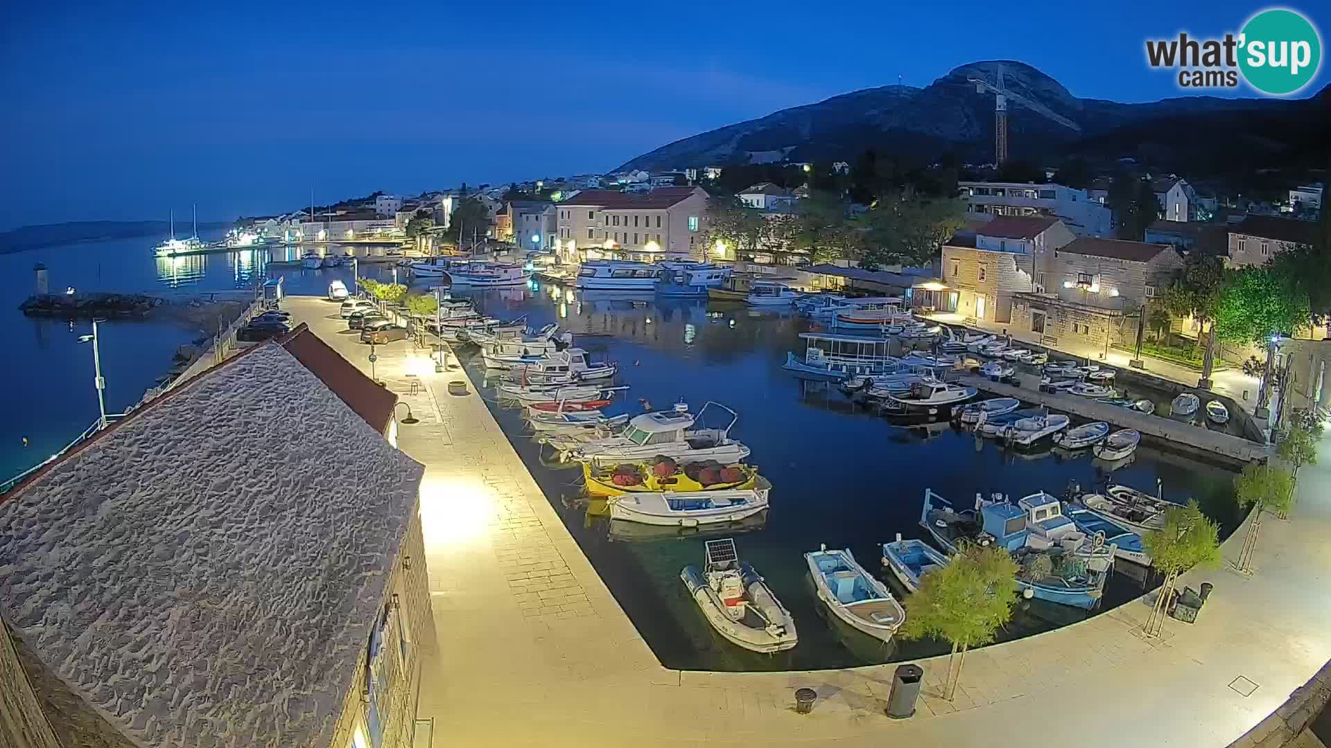 Web kamera Bol Riva – Pogled uživo na luku i marinu