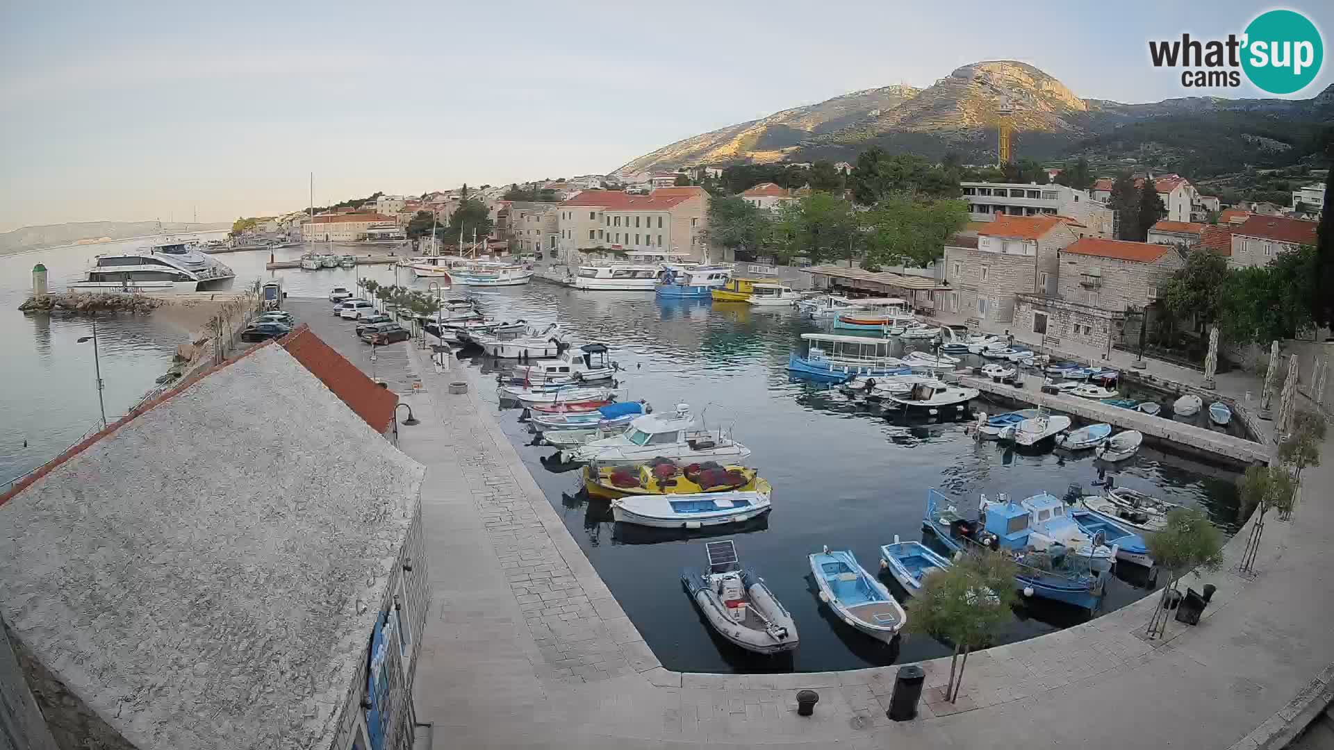 Web kamera Bol Riva – Pogled uživo na luku i marinu