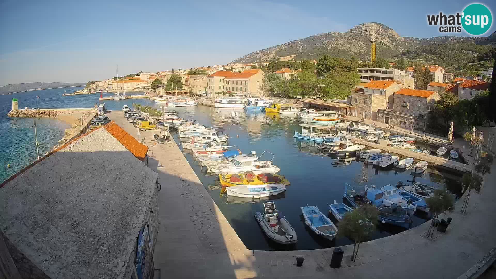 Web kamera Bol Riva – Pogled uživo na luku i marinu