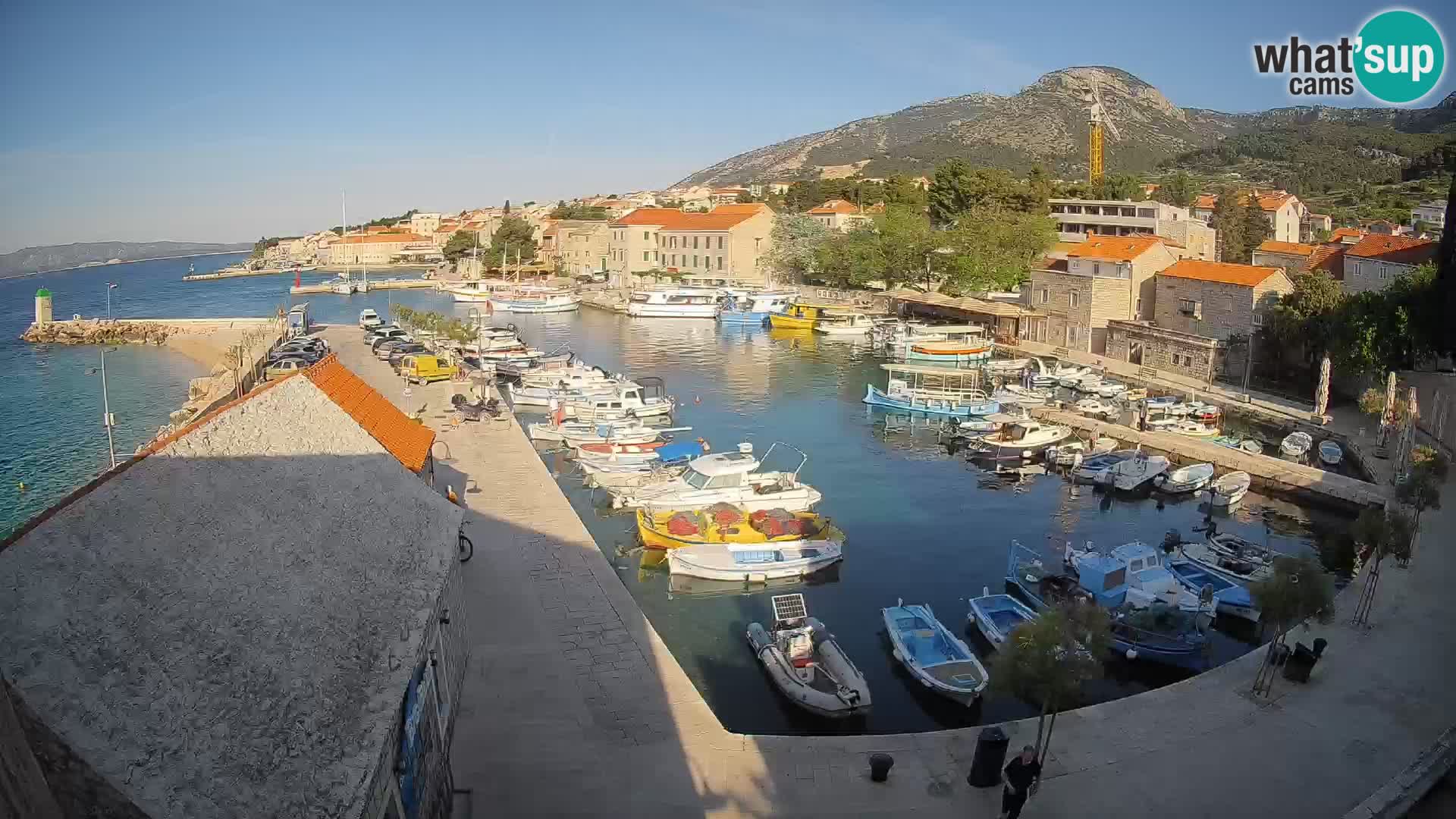Spletna kamera Bol pristanišče – Pogled v živo na Rivo in marino