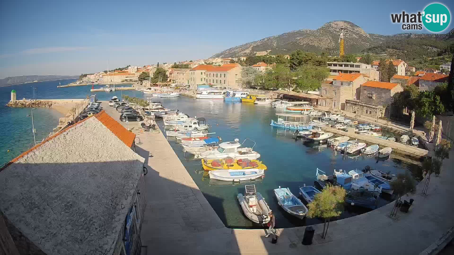 Web kamera Bol Riva – Pogled uživo na luku i marinu
