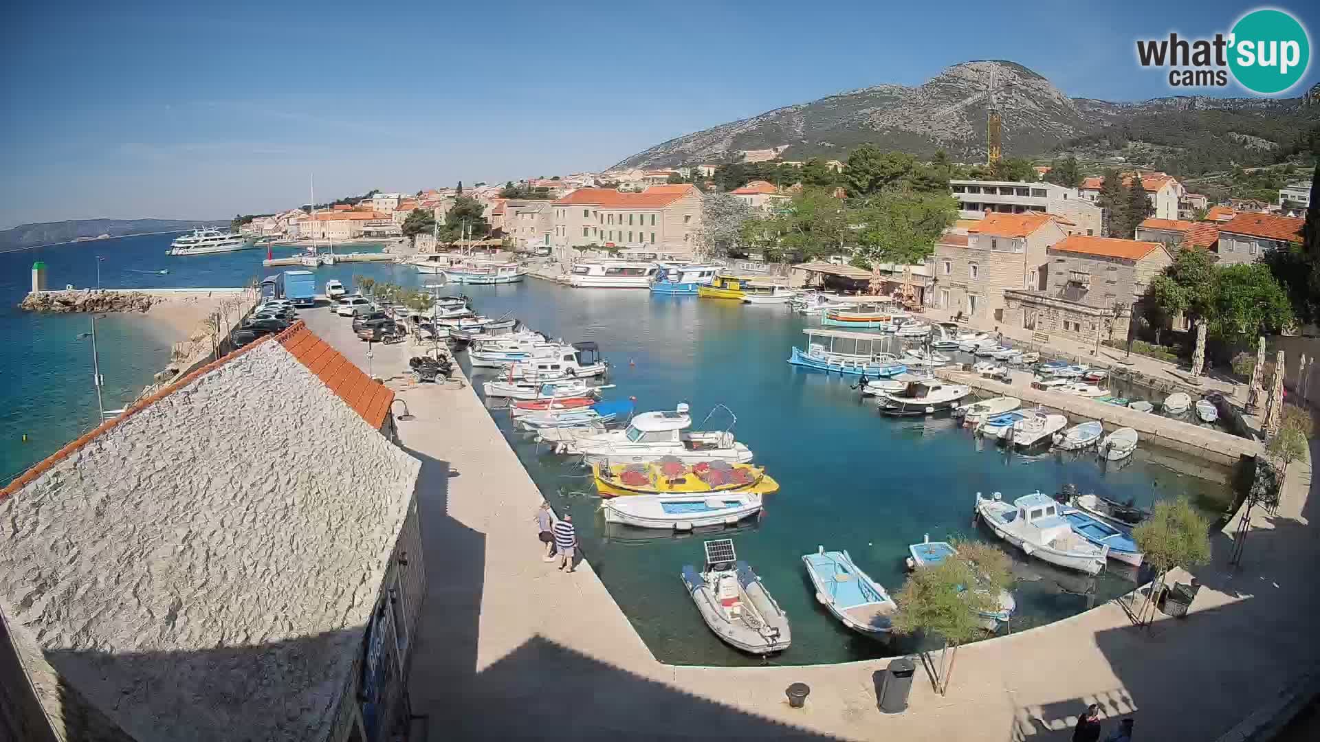 Spletna kamera Bol pristanišče – Pogled v živo na Rivo in marino