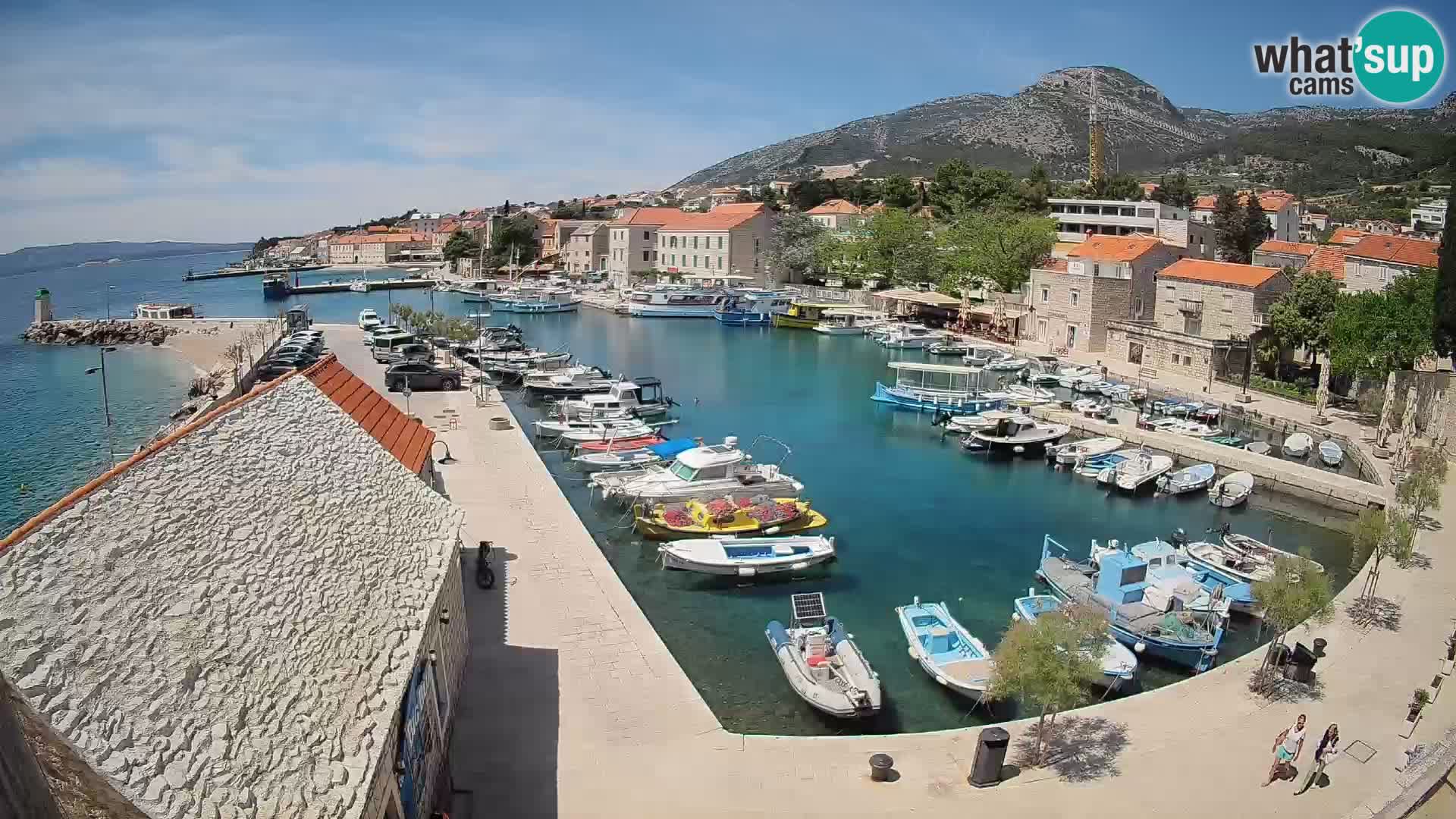 Web kamera Bol Riva – Pogled uživo na luku i marinu