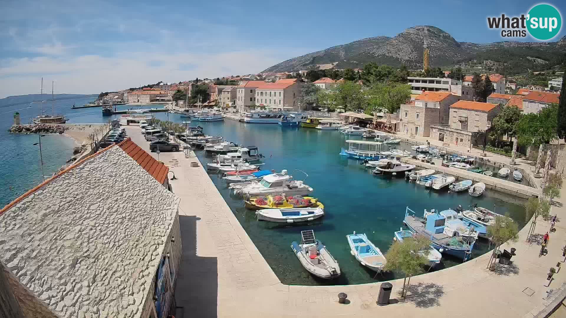Web kamera Bol Riva – Pogled uživo na luku i marinu