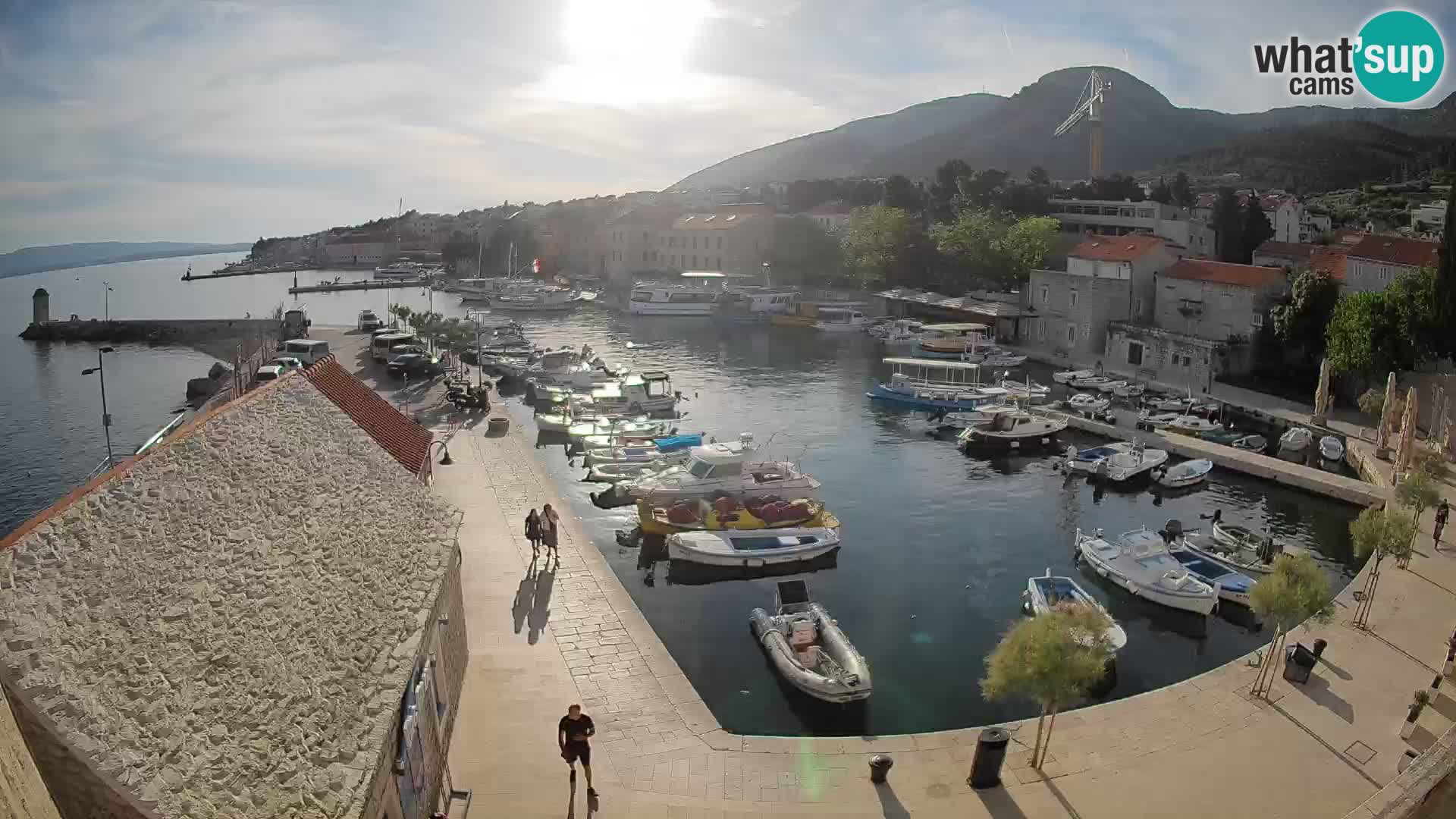 Web kamera Bol Riva – Pogled uživo na luku i marinu
