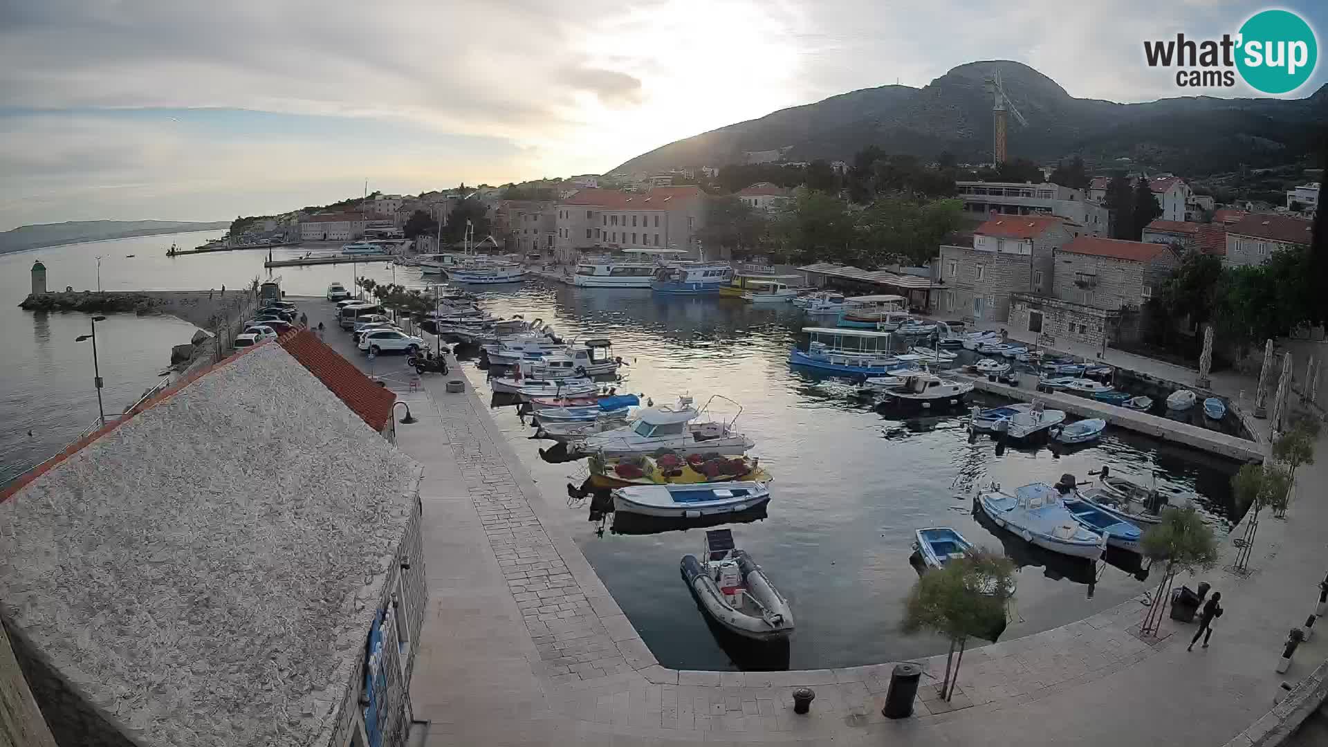 Spletna kamera Bol pristanišče – Pogled v živo na Rivo in marino