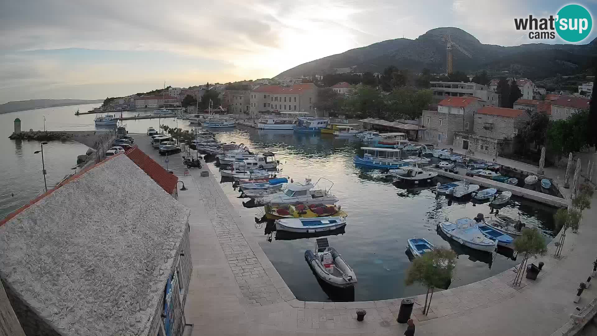 Web kamera Bol Riva – Pogled uživo na luku i marinu