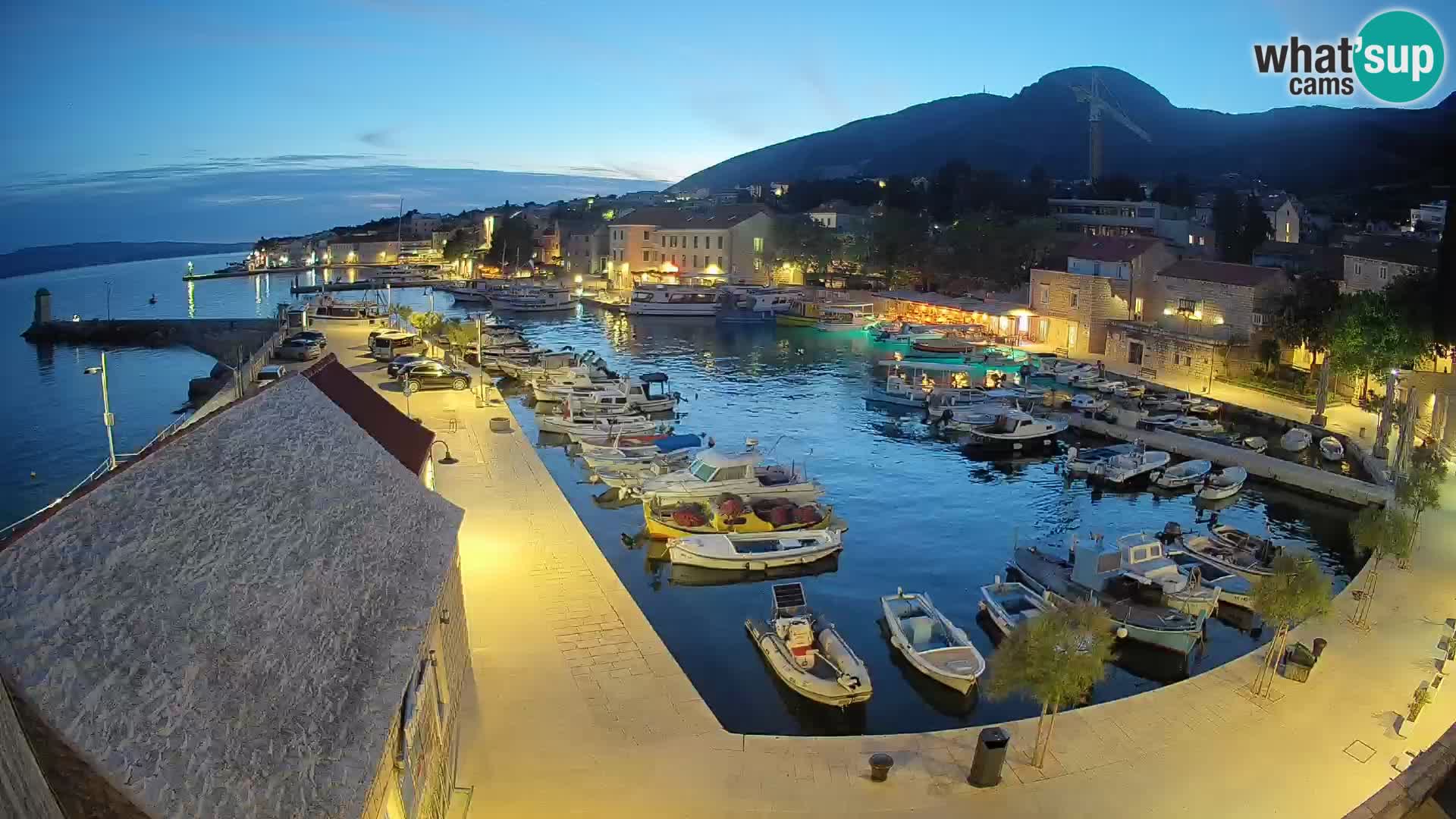 Web kamera Bol Riva – Pogled uživo na luku i marinu