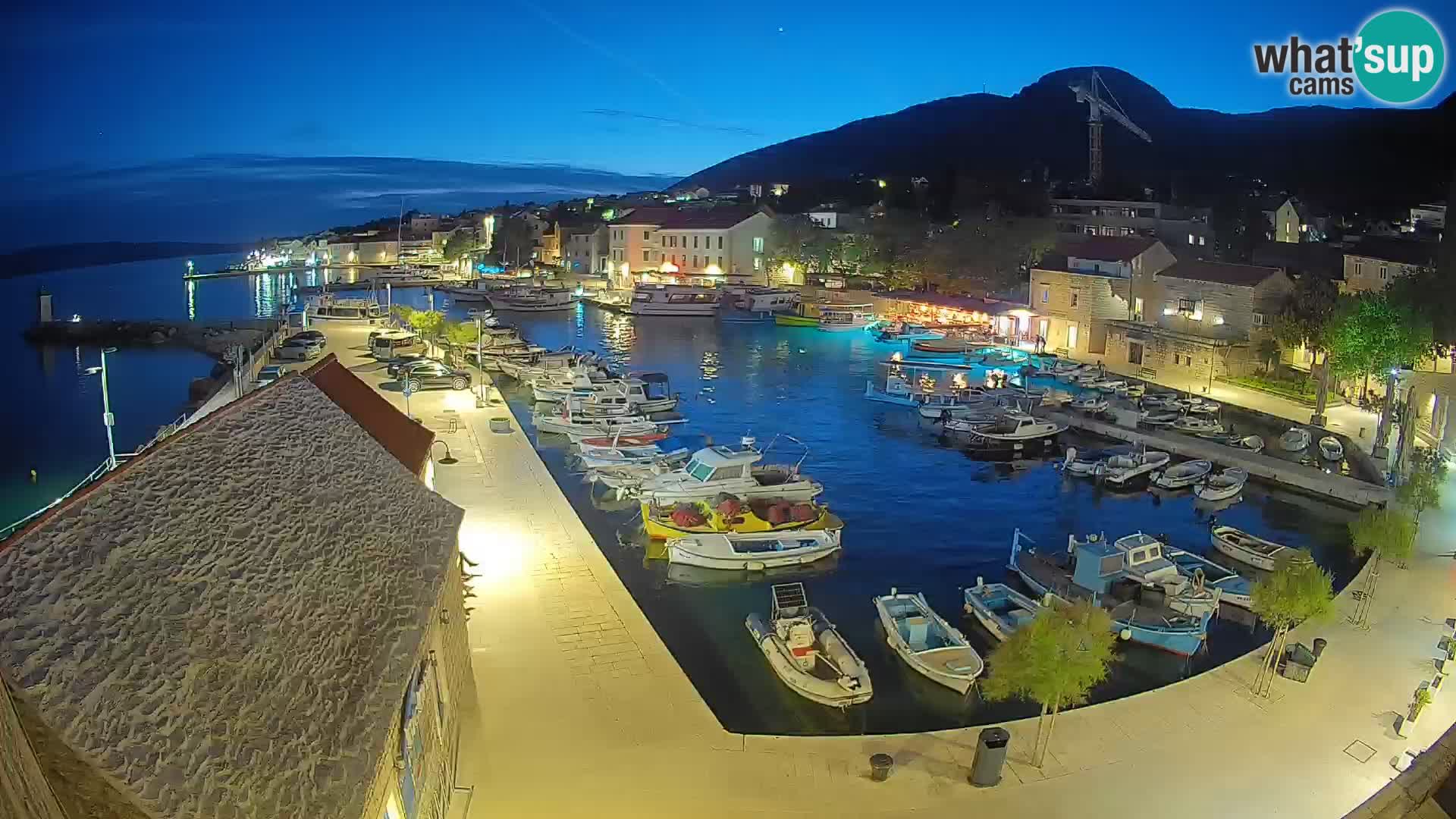 Web kamera Bol Riva – Pogled uživo na luku i marinu