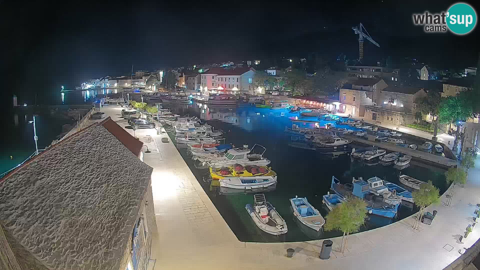 Spletna kamera Bol pristanišče – Pogled v živo na Rivo in marino