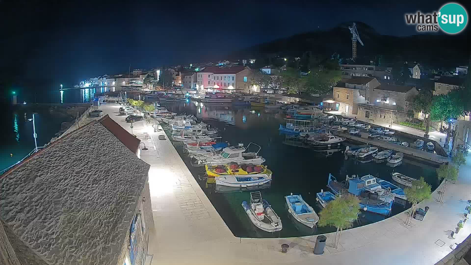 Web kamera Bol Riva – Pogled uživo na luku i marinu