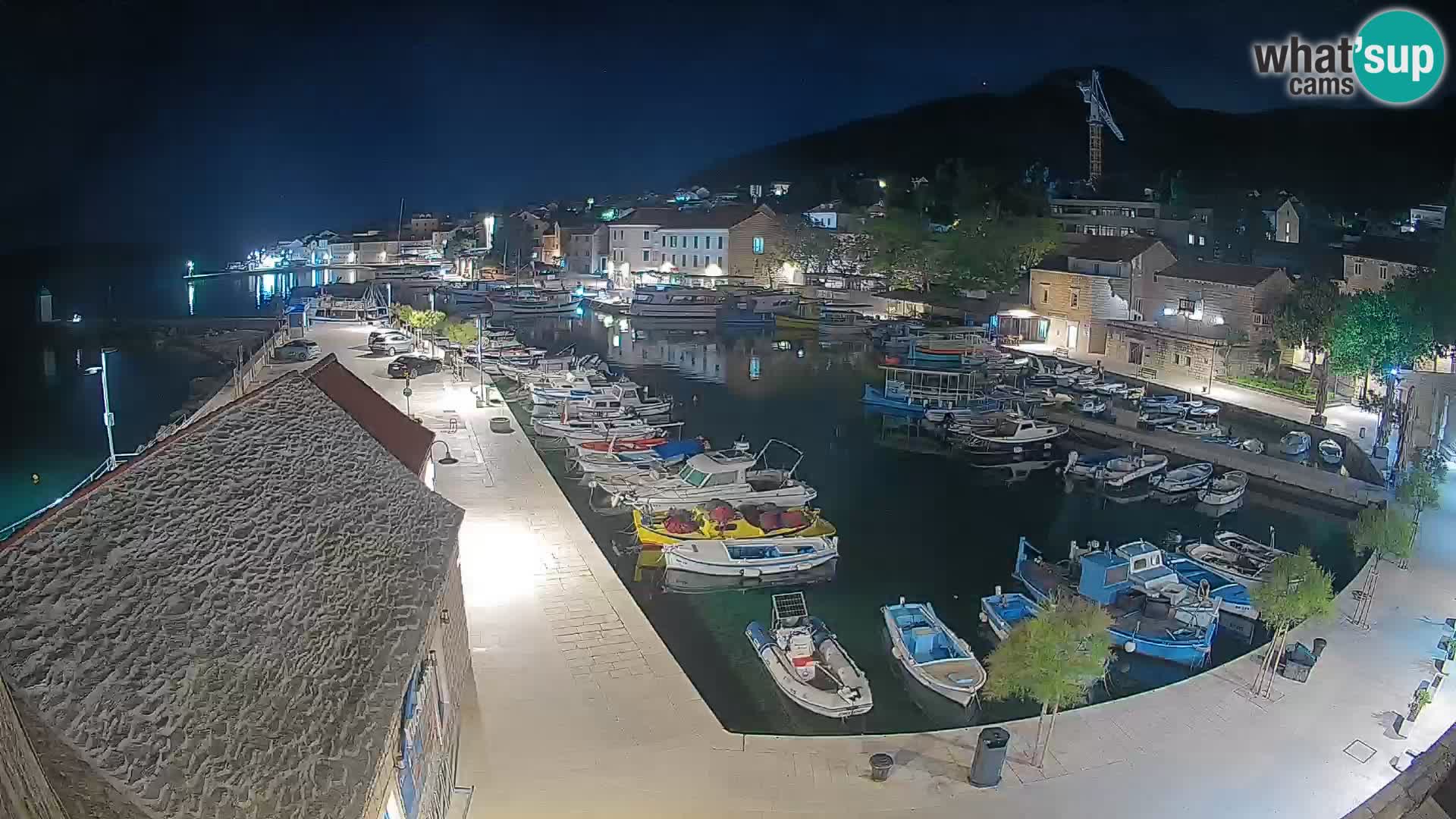 Spletna kamera Bol pristanišče – Pogled v živo na Rivo in marino