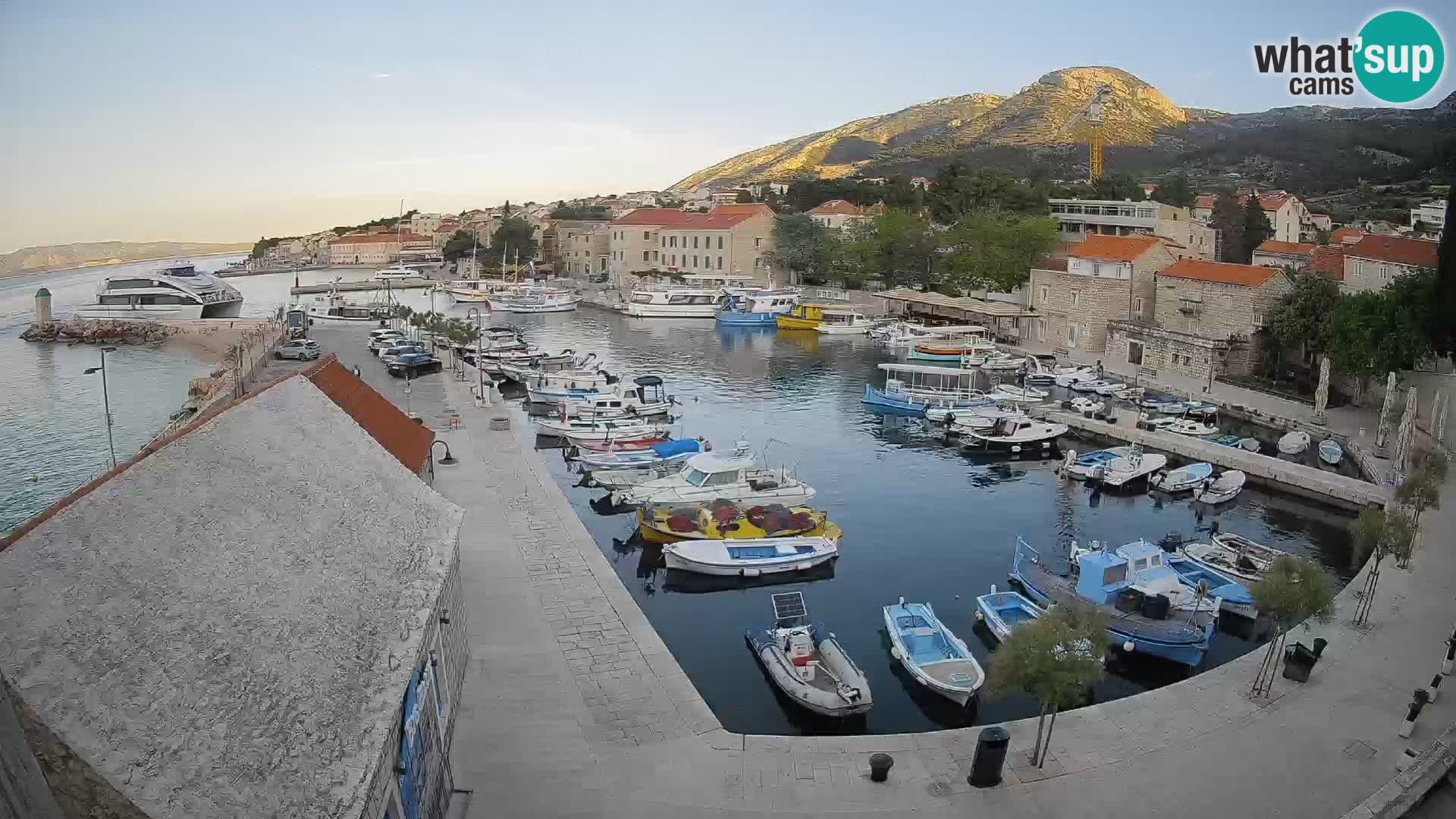 Webcam porto di Bol – Vista live sulla Riva e Marina