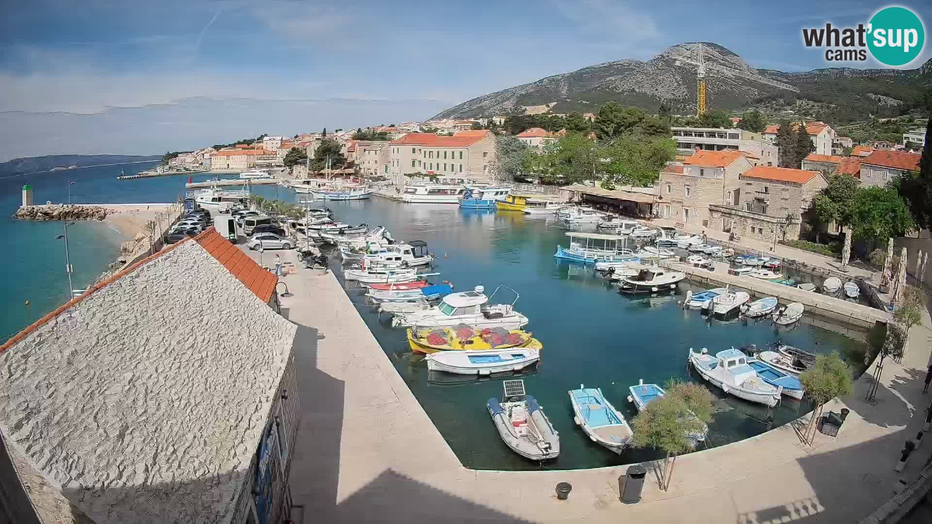Spletna kamera Bol pristanišče – Pogled v živo na Rivo in marino