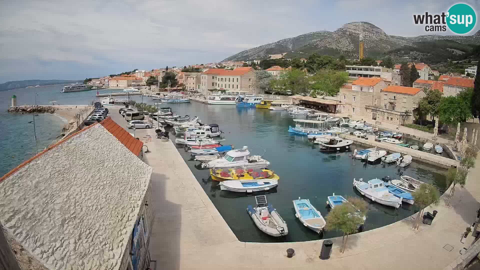 Spletna kamera Bol pristanišče – Pogled v živo na Rivo in marino