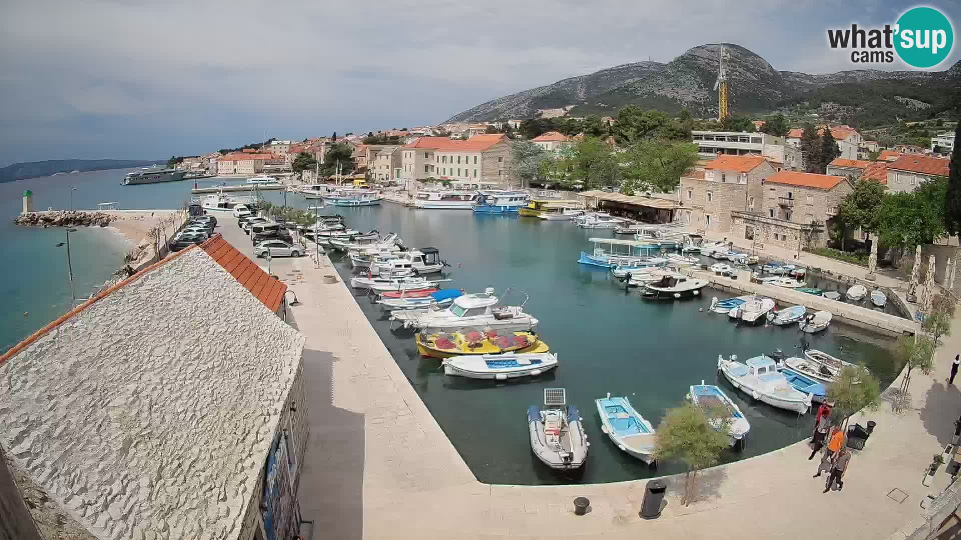 Spletna kamera Bol pristanišče – Pogled v živo na Rivo in marino