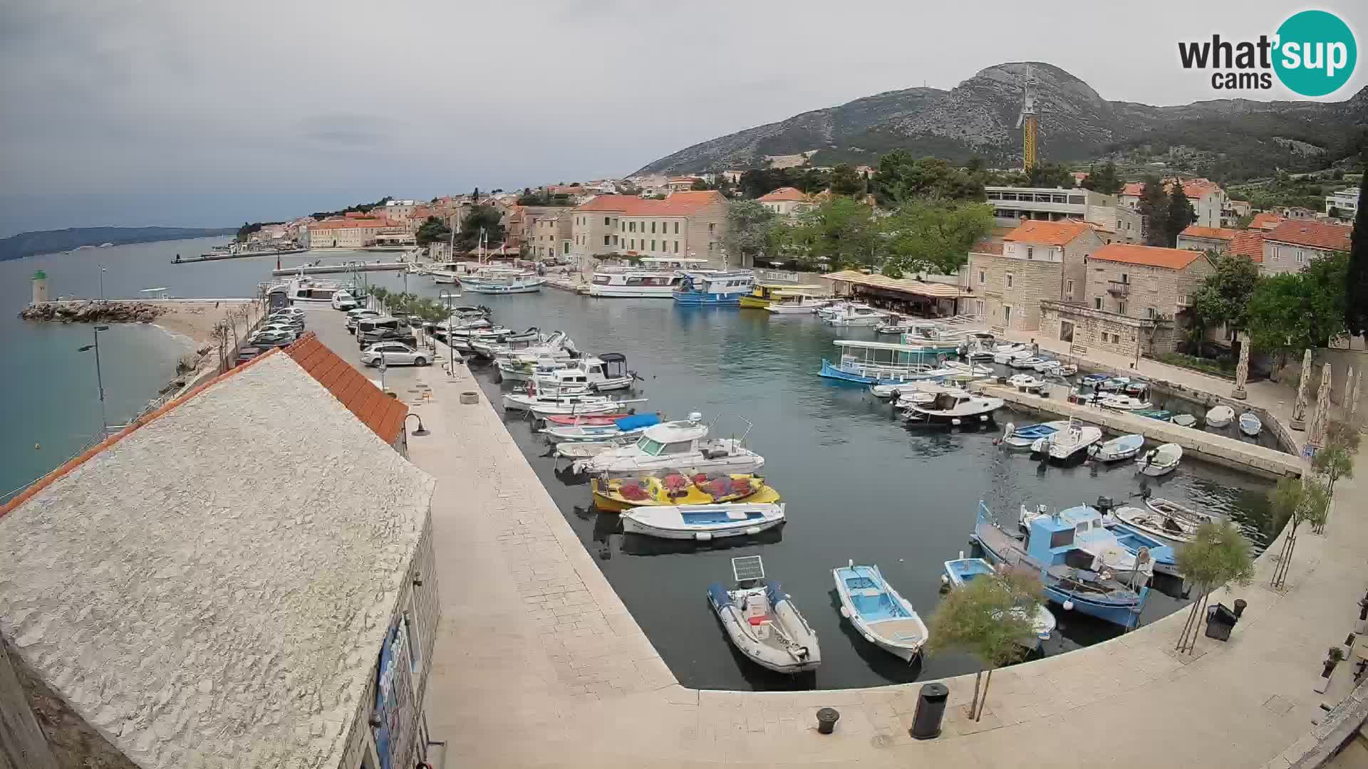 Web kamera Bol Riva – Pogled uživo na luku i marinu