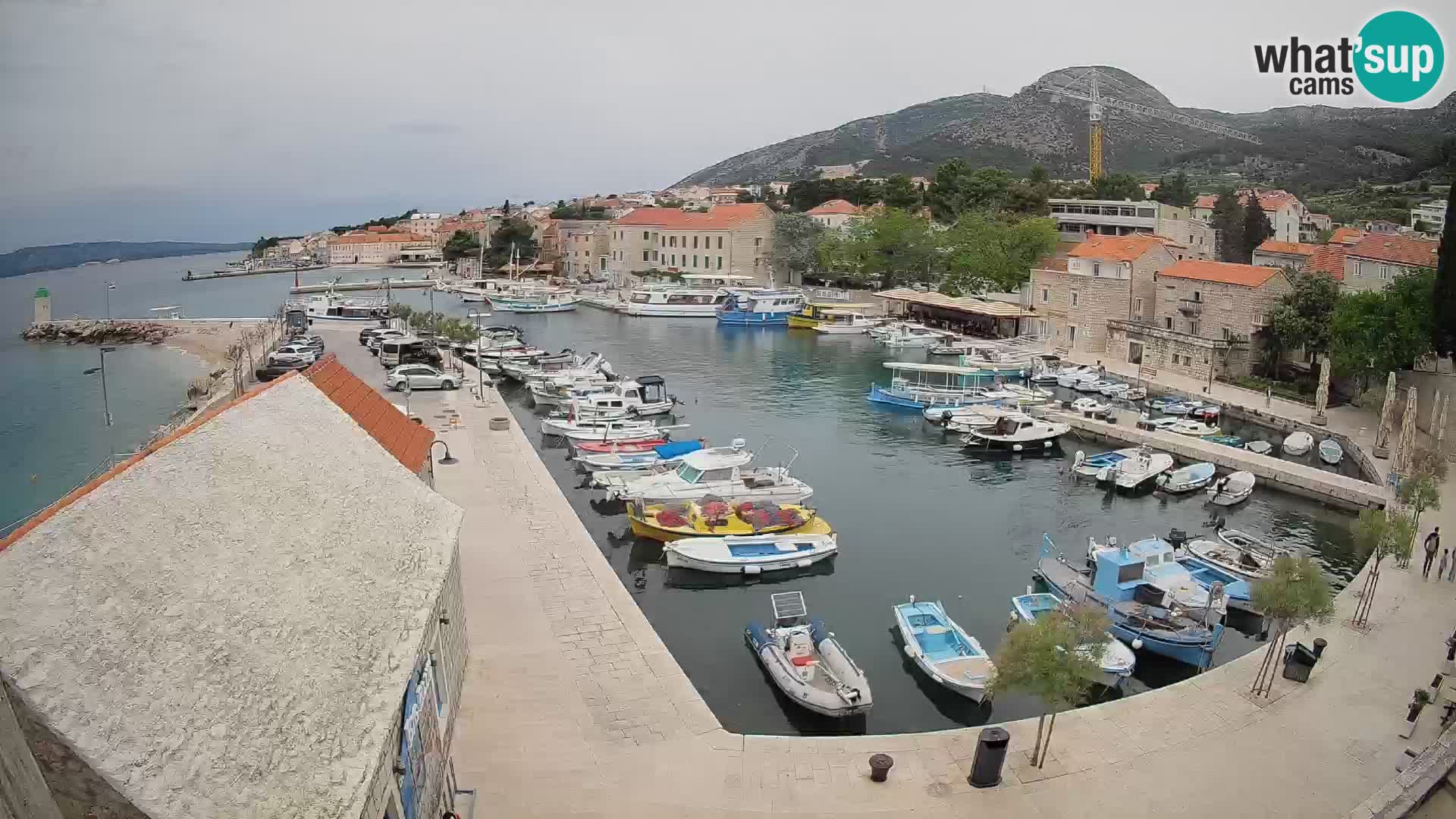Web kamera Bol Riva – Pogled uživo na luku i marinu