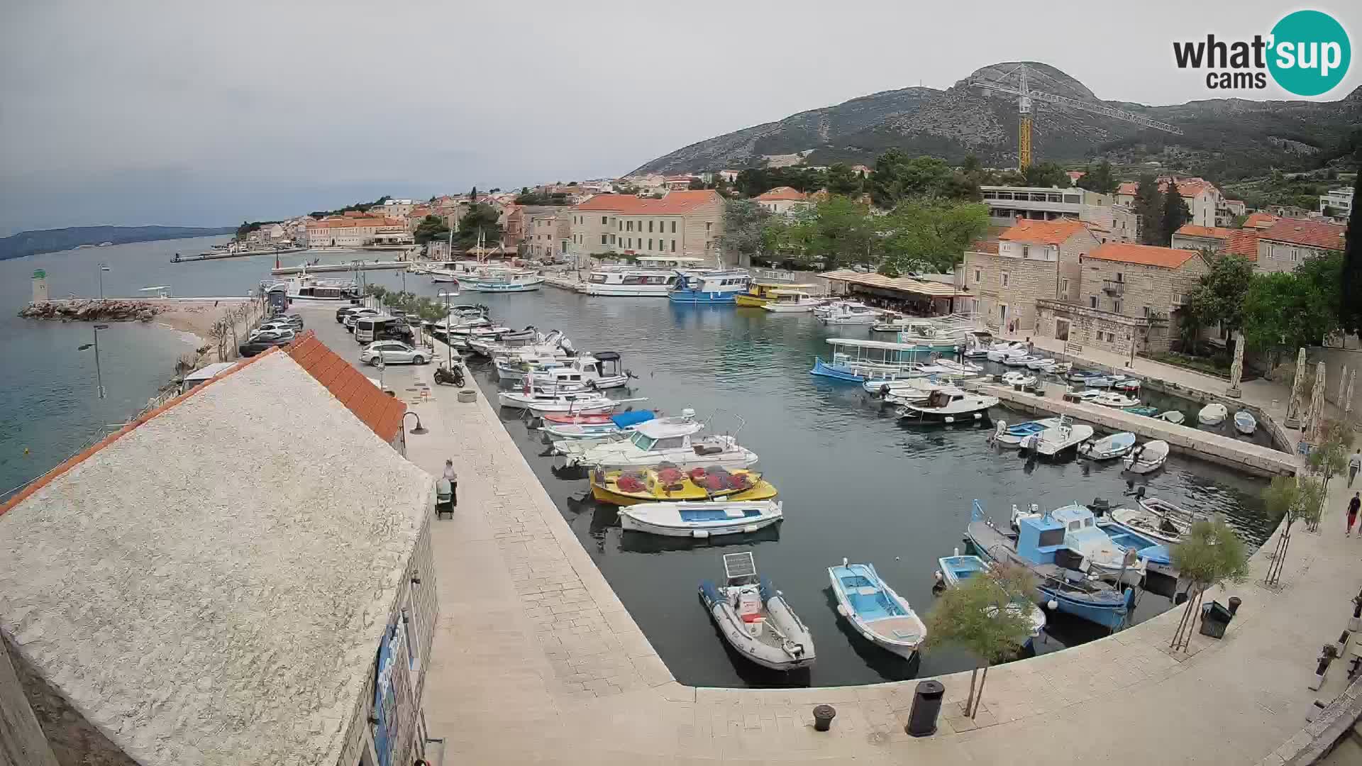 Spletna kamera Bol pristanišče – Pogled v živo na Rivo in marino