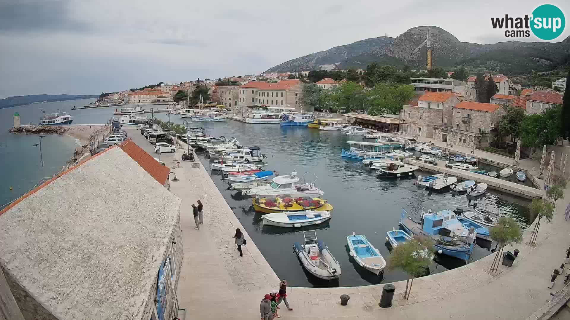 Web kamera Bol Riva – Pogled uživo na luku i marinu