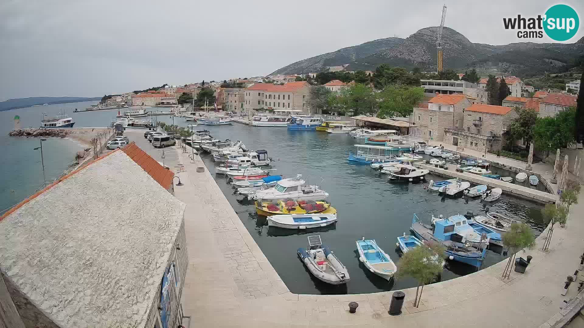 Spletna kamera Bol pristanišče – Pogled v živo na Rivo in marino