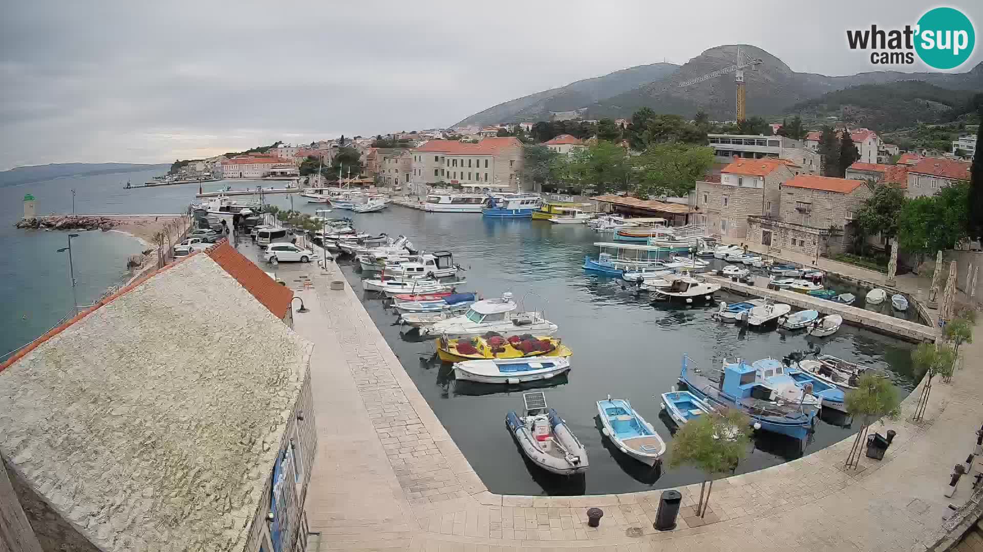 Spletna kamera Bol pristanišče – Pogled v živo na Rivo in marino