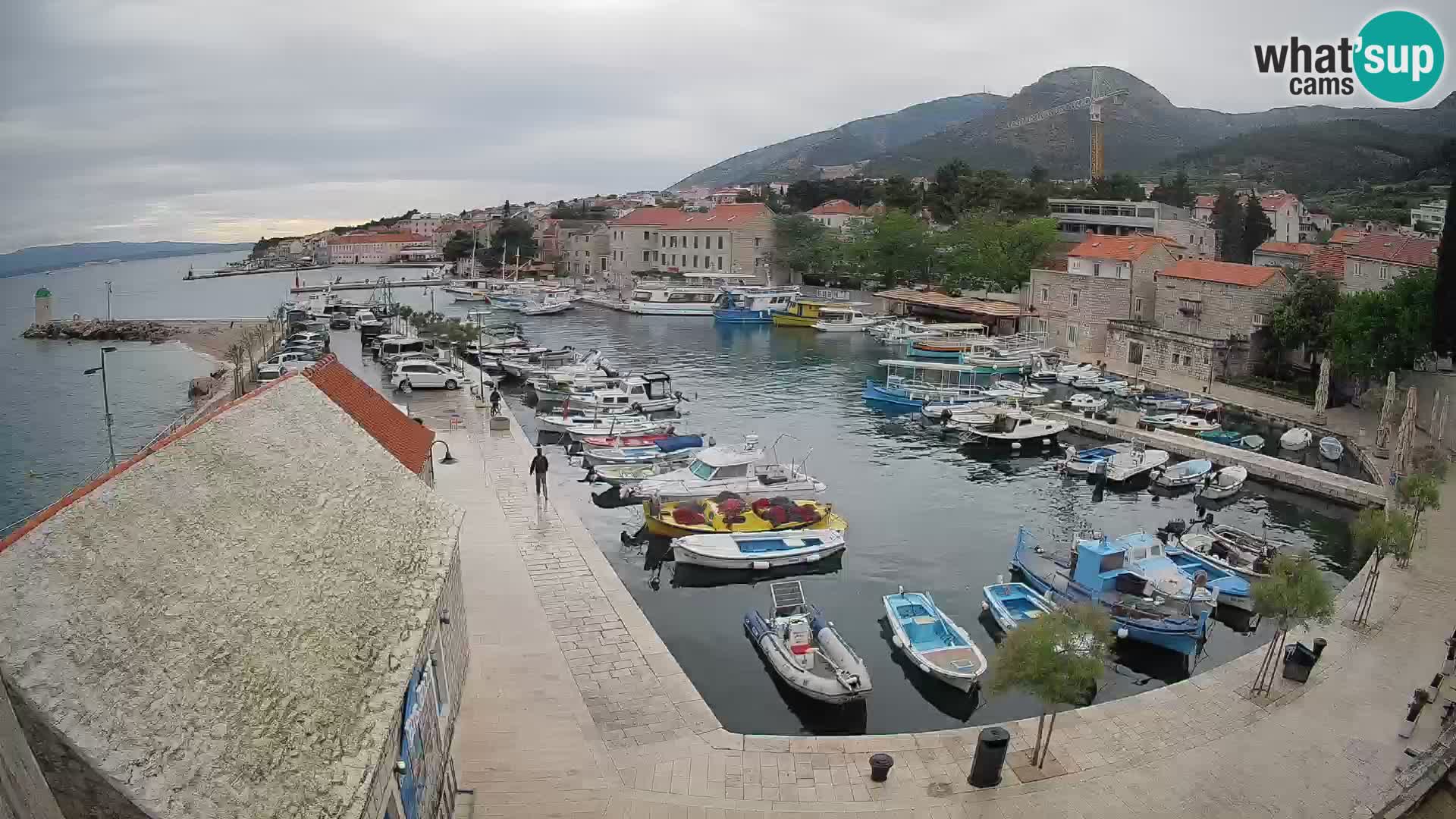 Spletna kamera Bol pristanišče – Pogled v živo na Rivo in marino